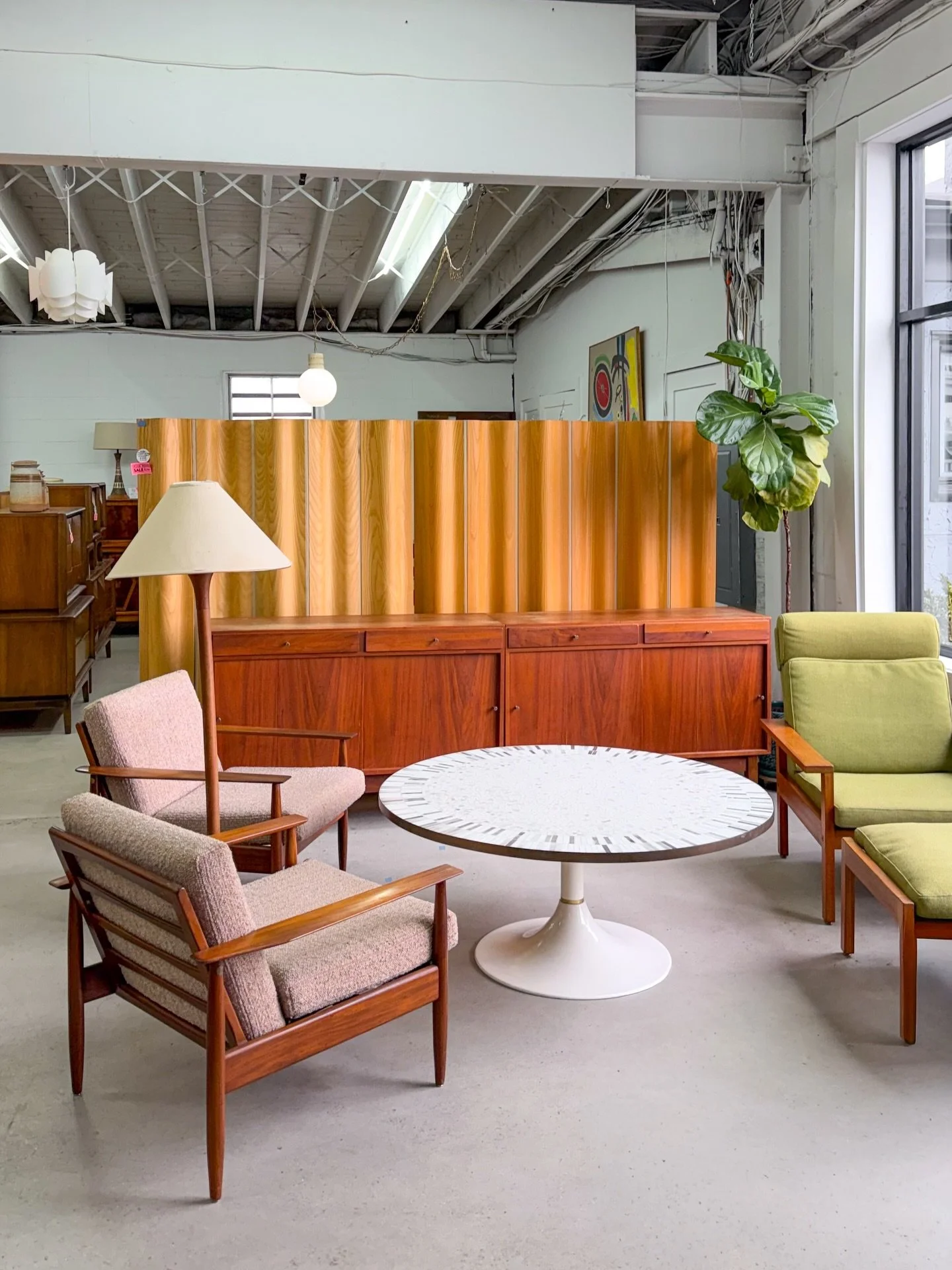 A few of the new pieces that have made their way into flux.

See anything that you like?

#midcenturyfurniture #midcenturywarehouse #midcenturyvibes #midcentury