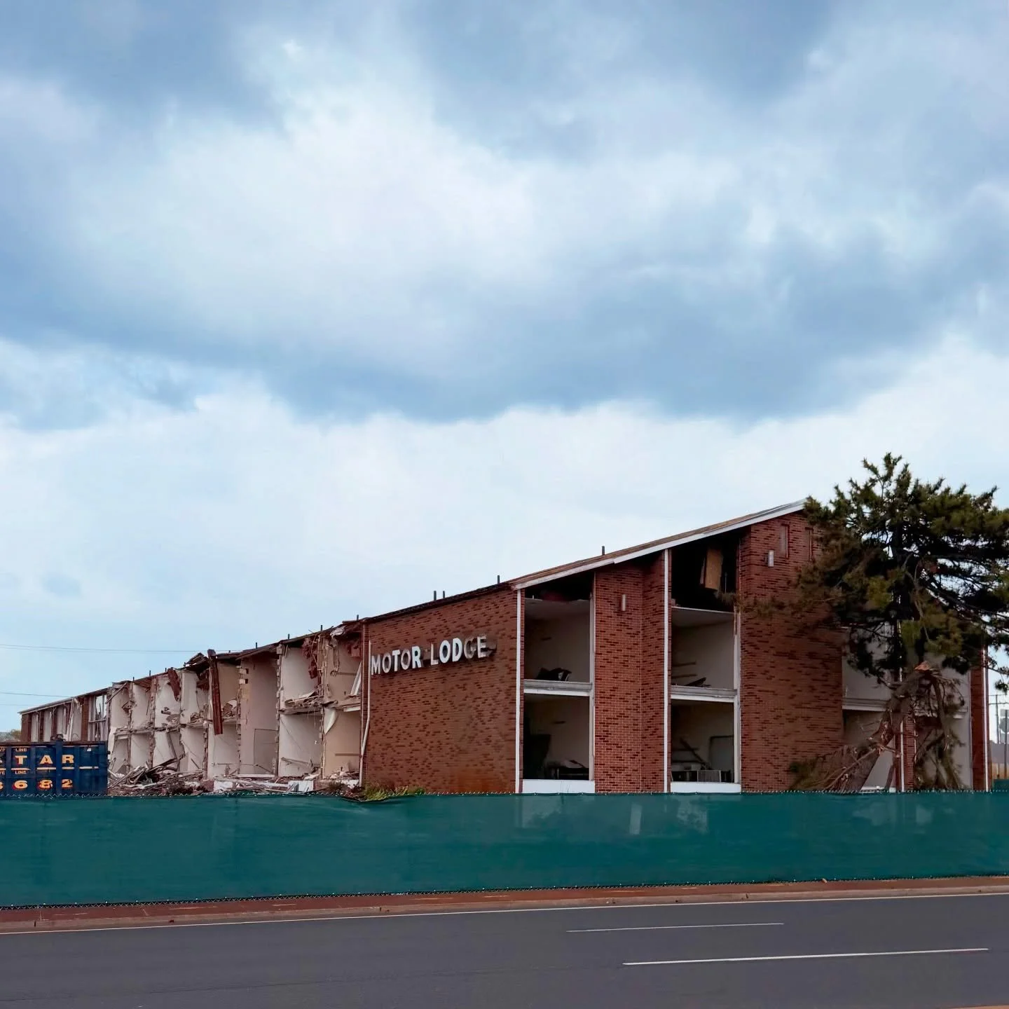 Update from the Belmar Motor Lodge:
They&rsquo;ve ramped up demolition.
The sign is down.
The roof is nearly gone.
Goodbye sweet prince. 

#motorlodge #deadmotels #roadsideamerica #midcenturyarchitecture