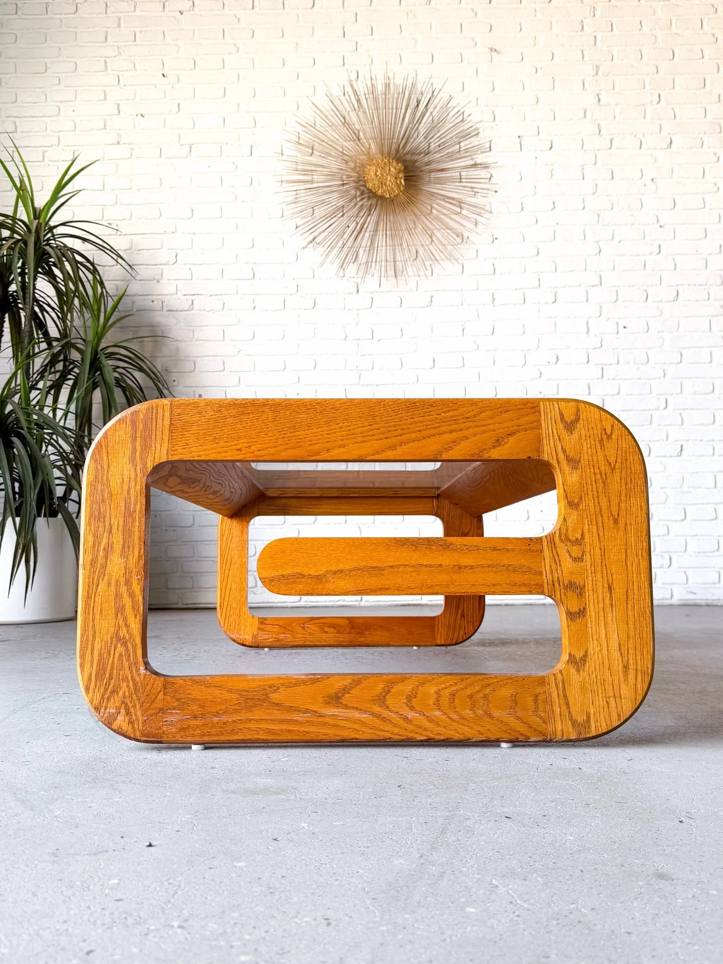 Lou Hodges style solid oak coffee table and end tables from the 1970s. 

Such a great design, with that cantilever shelf and geometric shape. 

Him me up for the deets

#mersman #louhodges #70s #1970s #midcenturyfurntiture
