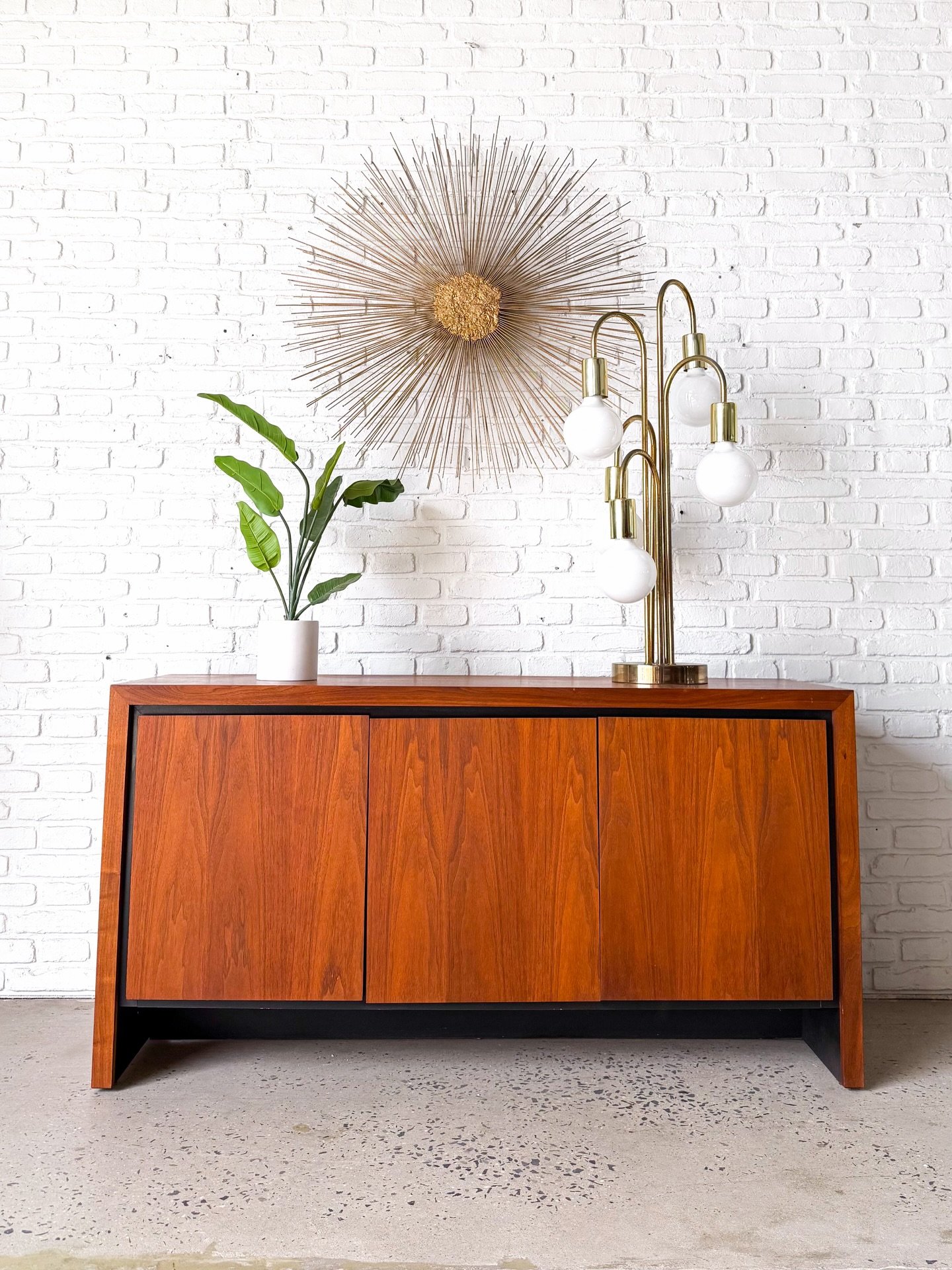 Clean and simple oiled walnut credenza by Arthur Umanoff for Dillingham Furniture, circa 1960s. 

56.5&rdquo; x 19&rdquo; x 29.5&rdquo; tall

#arthurumanoff #dillinghamfurniture #midcenturycredenza #umanoff