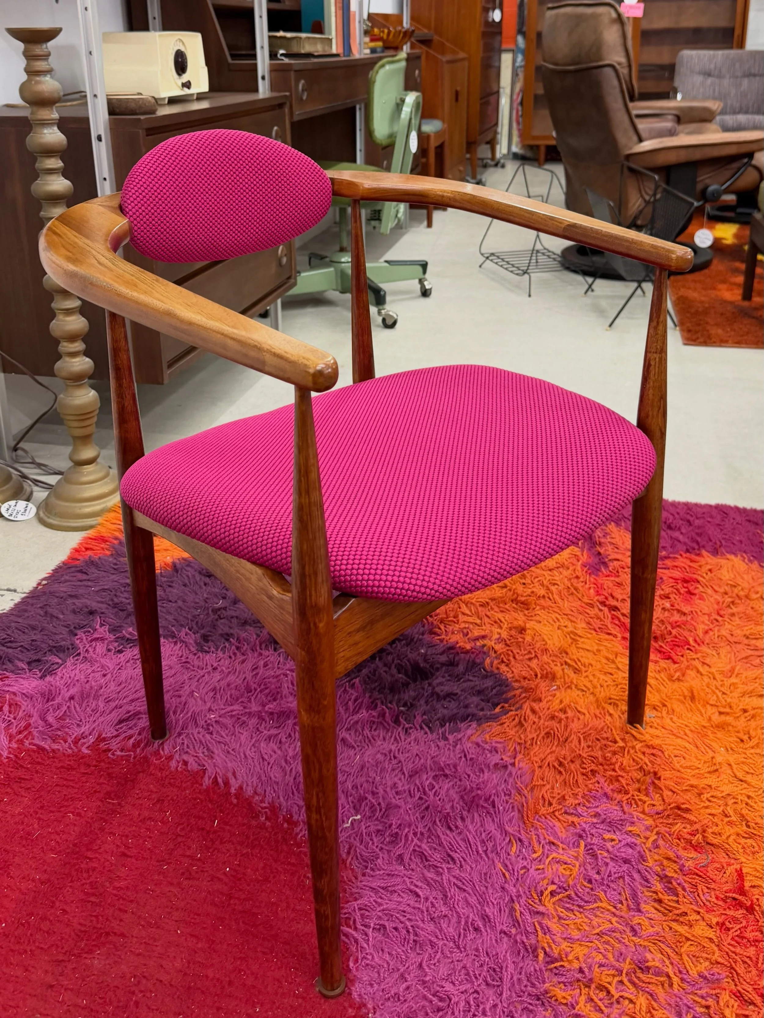 🌺 Pretty in Pink. 🌺 

We&rsquo;ve never had one of these Adrian Pearsall chairs, so I&rsquo;m guessing it&rsquo;s fairly uncommon. Solid walnut, frame, and newly upholstered in this HOT PINK Knoll fabric from @modernfabrics 

Don&rsquo;t mind the m