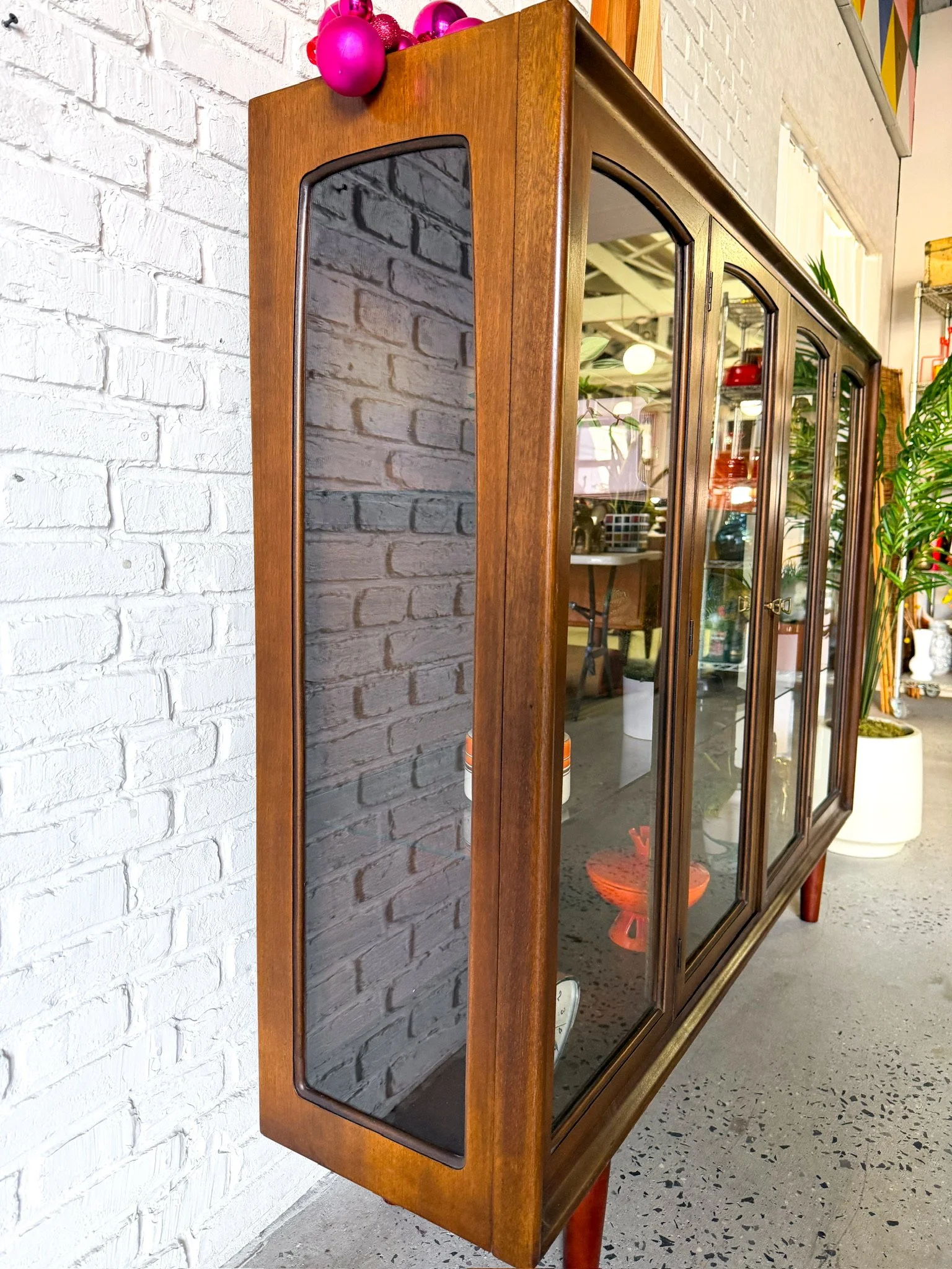 broyhill emphasis curio cabinet on tapered legs7.jpg