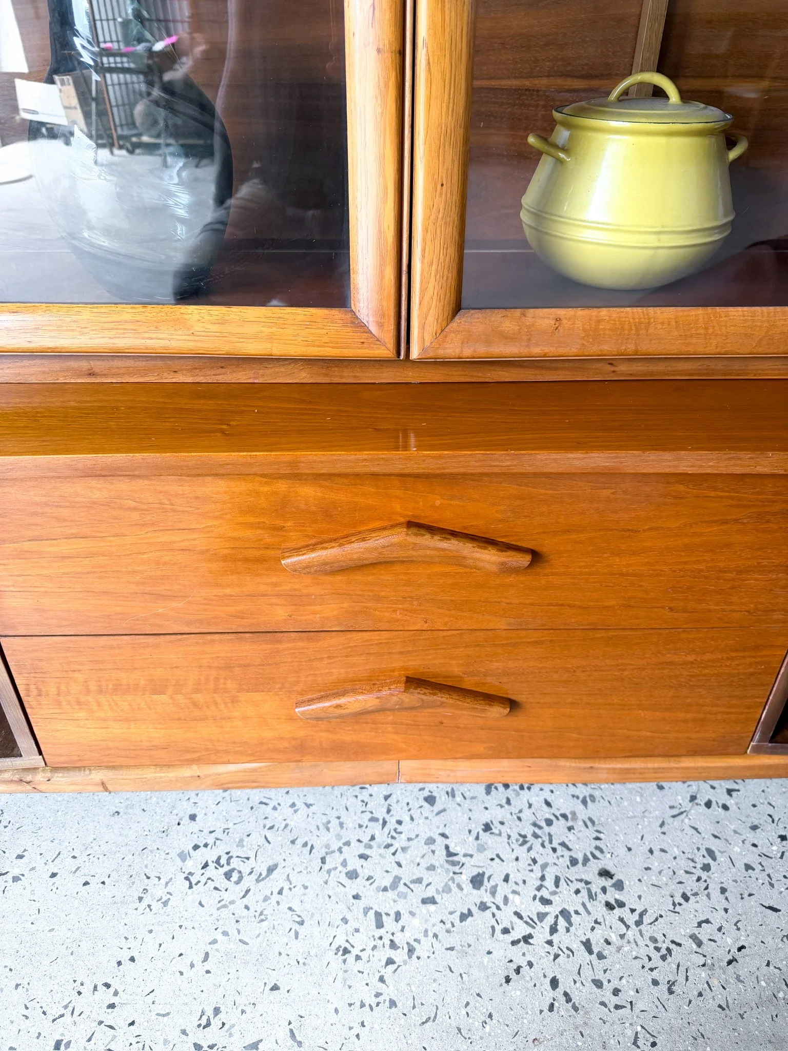 Curved Front Credenza with Hutch Top7.jpg