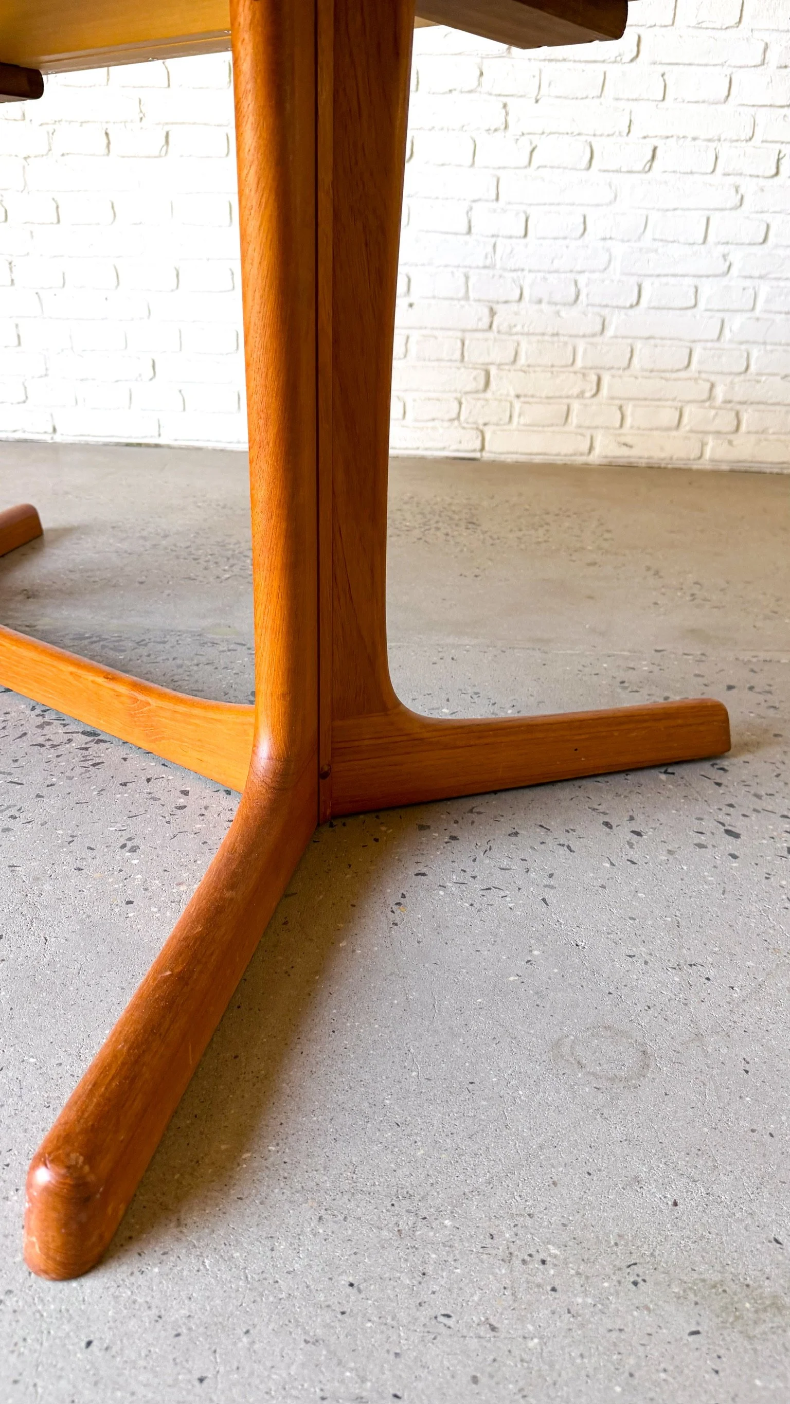 Teak dining table with 2 leaves by Dyrlund Denmark5.jpg