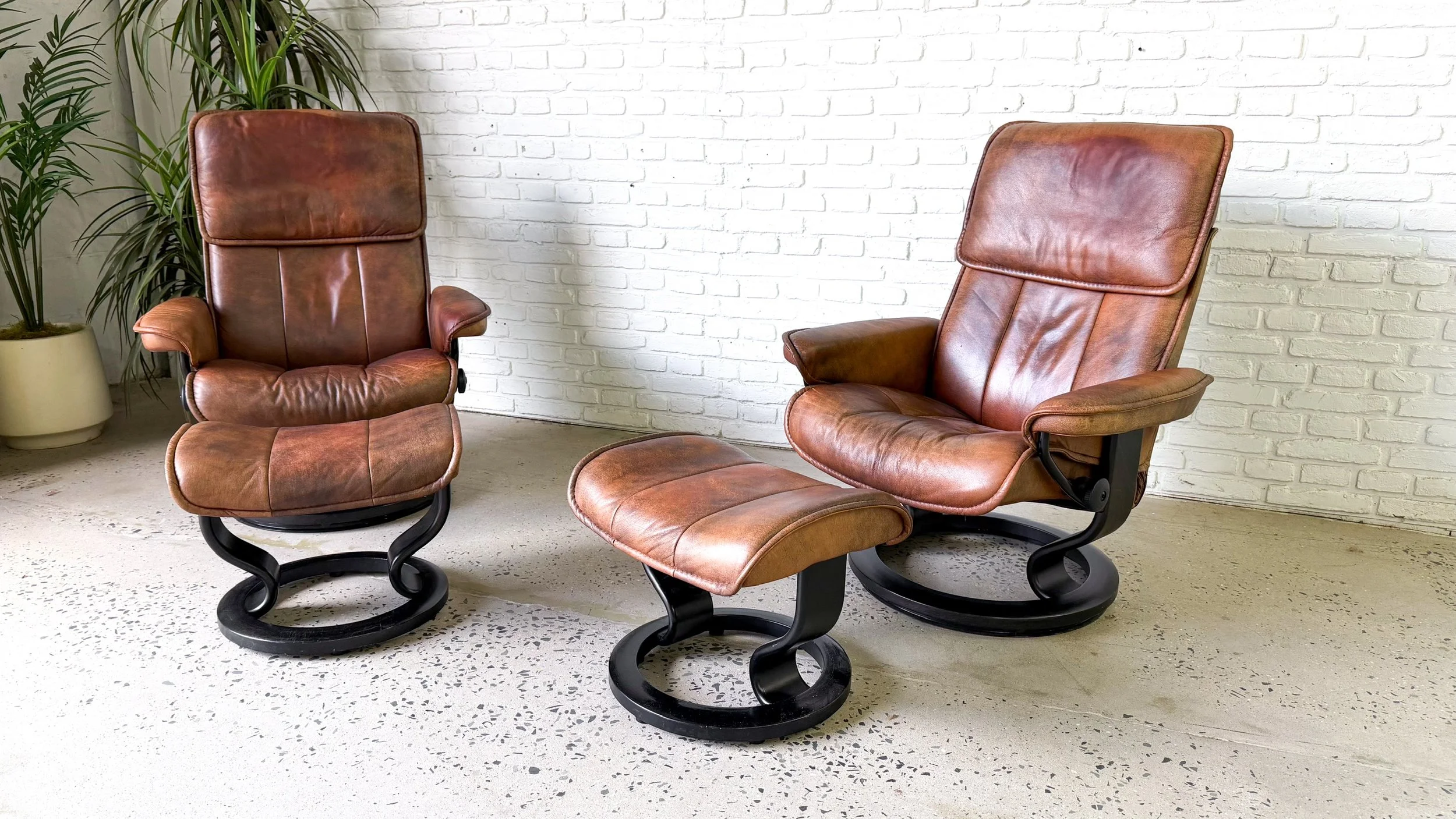 Ekornes Stressless Lounge Chair Pair4.jpg