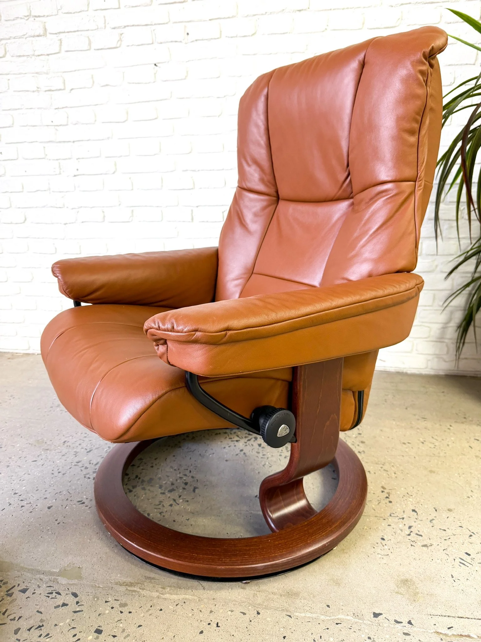 Ekornes Stressless Lounge Chair and Ottoman3.jpg