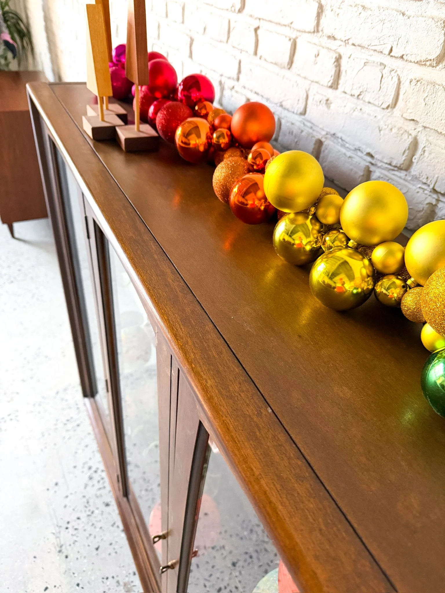 broyhill emphasis curio cabinet on tapered legs6.jpg