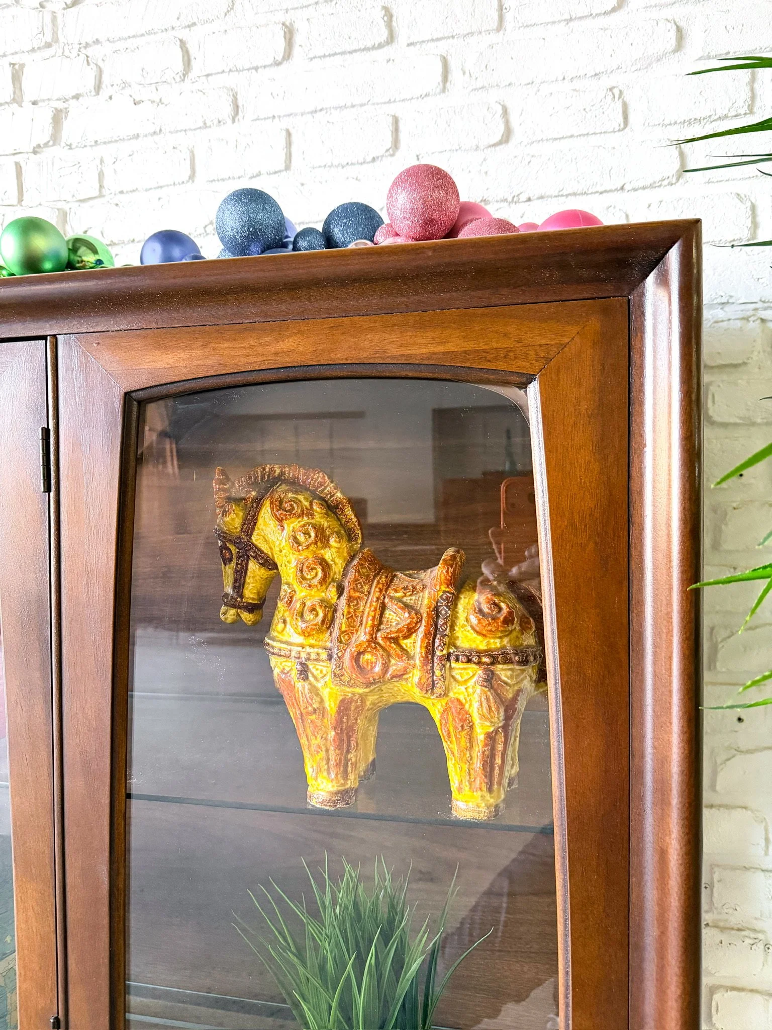 broyhill emphasis curio cabinet on tapered legs4.jpg