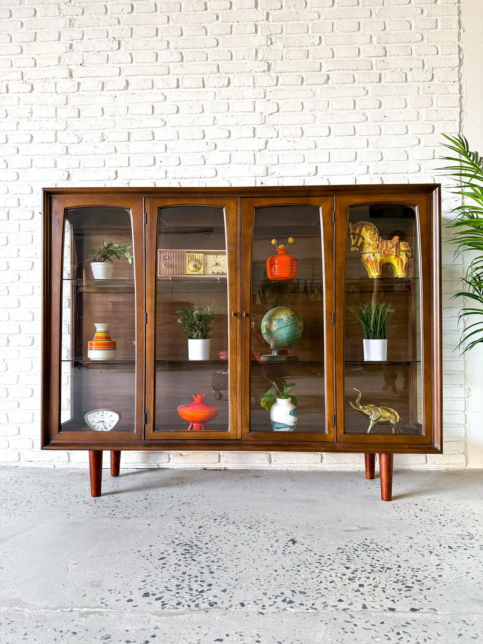 broyhill emphasis curio cabinet on tapered legs8.jpg