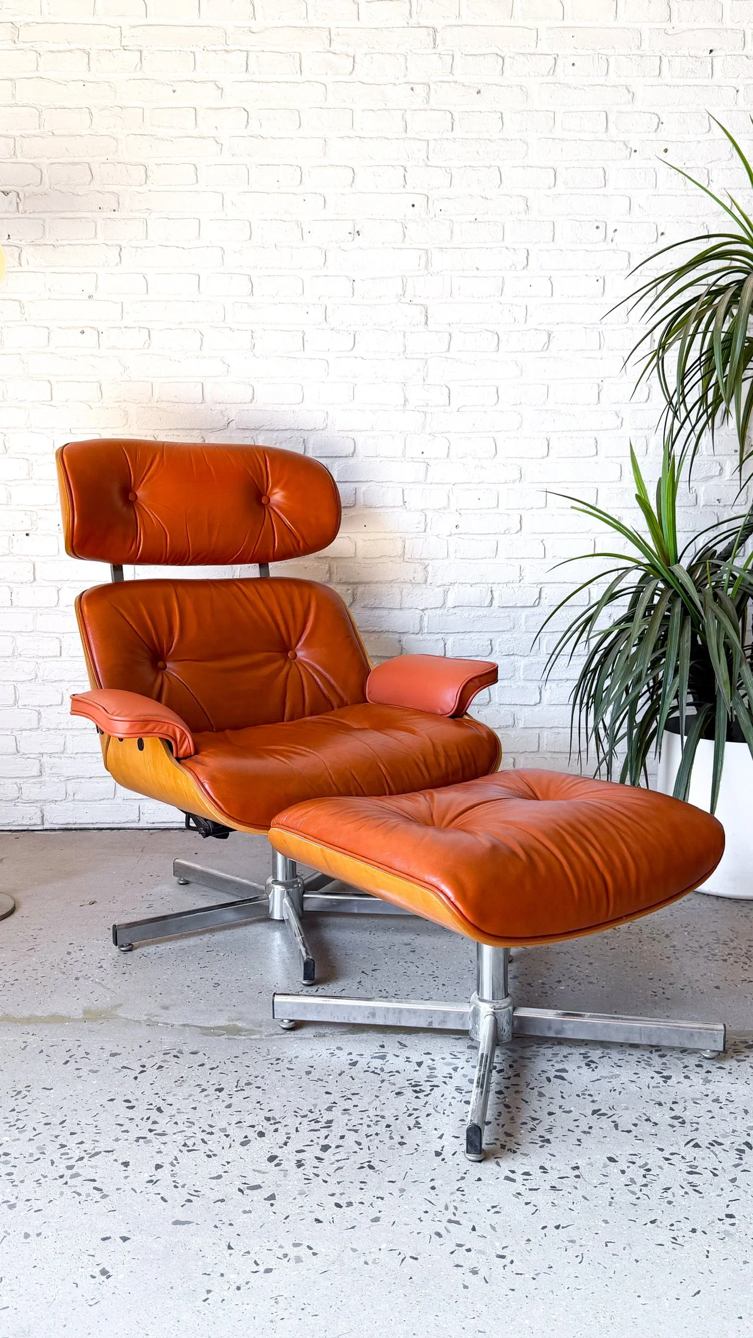 Italian Leather Lounge Chair2.jpg