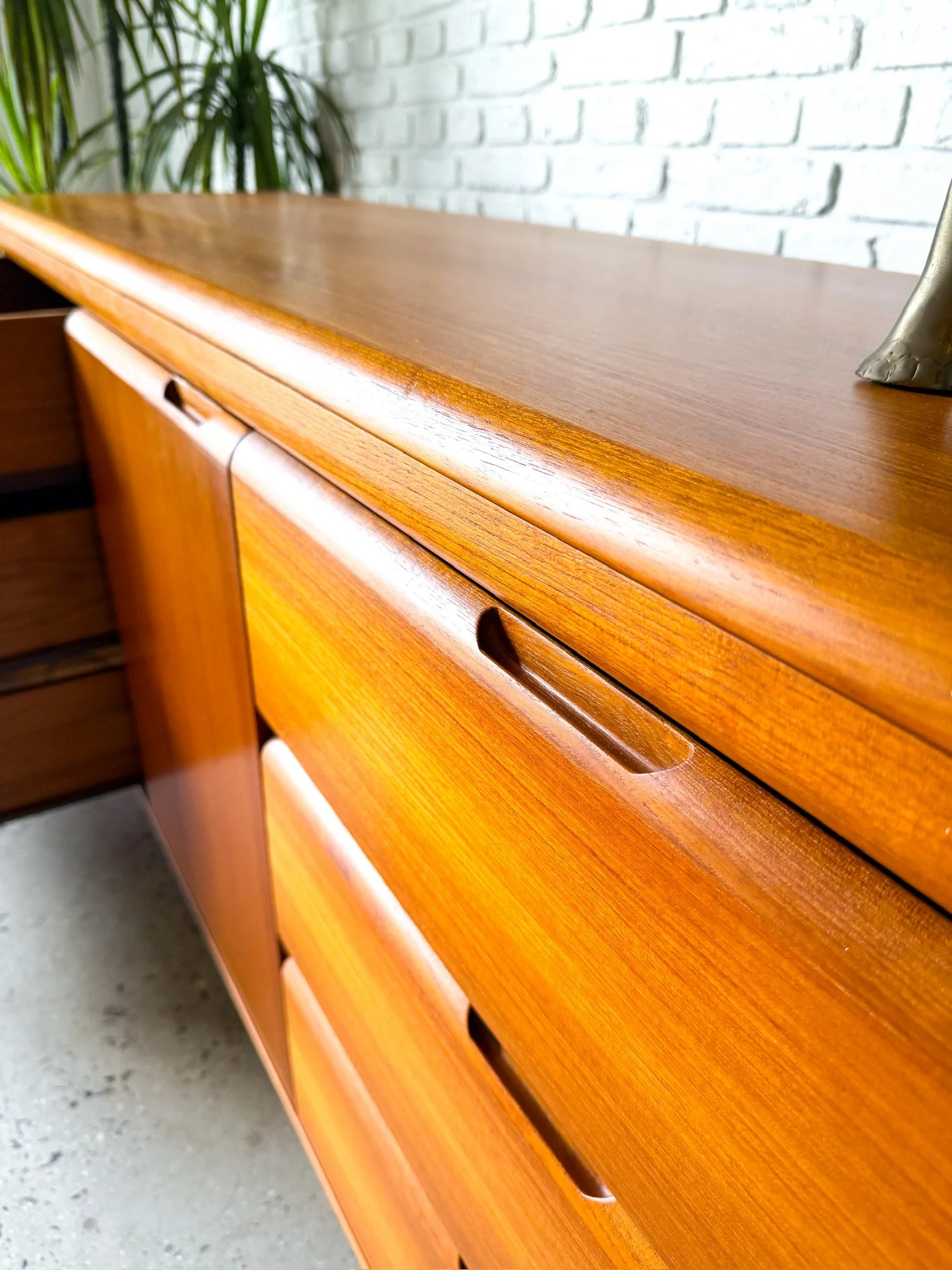 Teak Low Dresser10.jpg