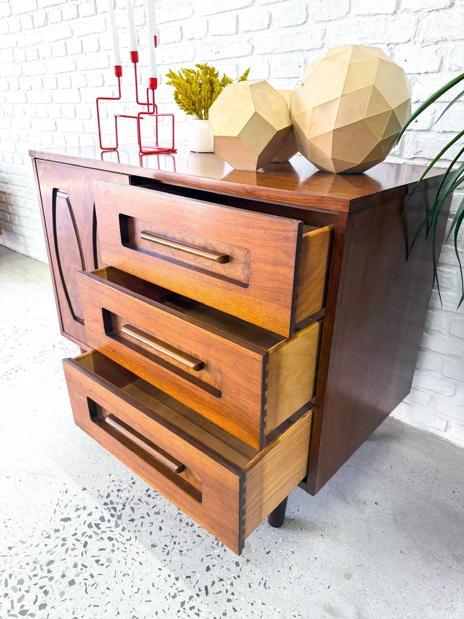 Young MFG Small Dresser2.JPG