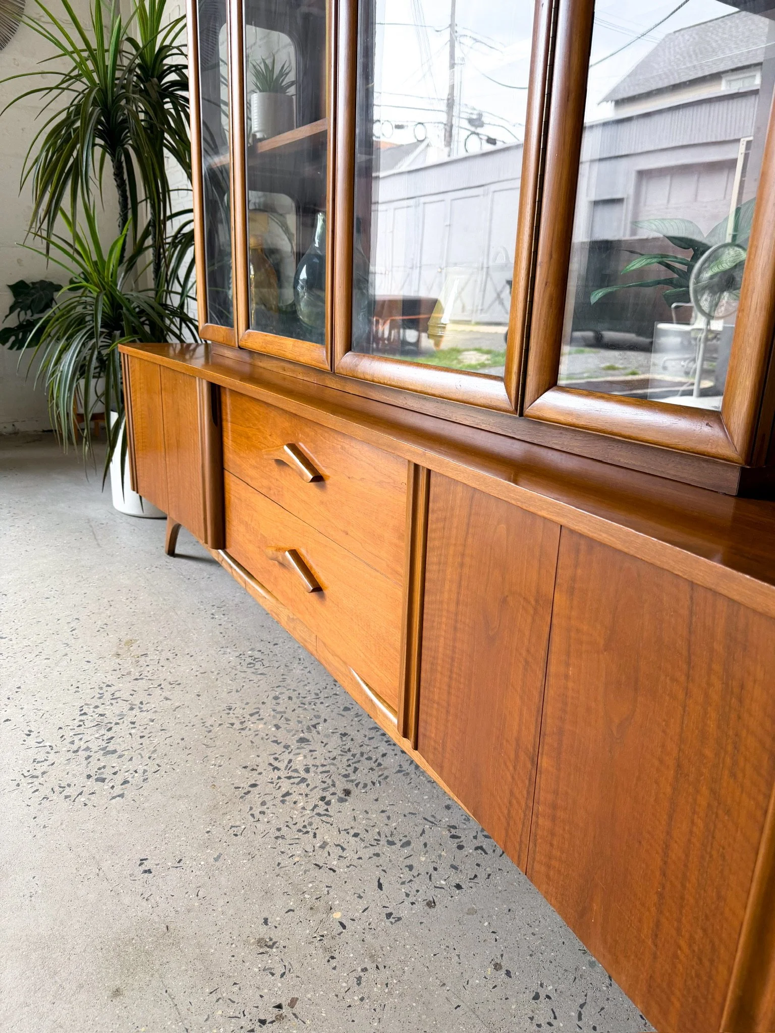 Curved Front Credenza with Hutch Top6.jpg