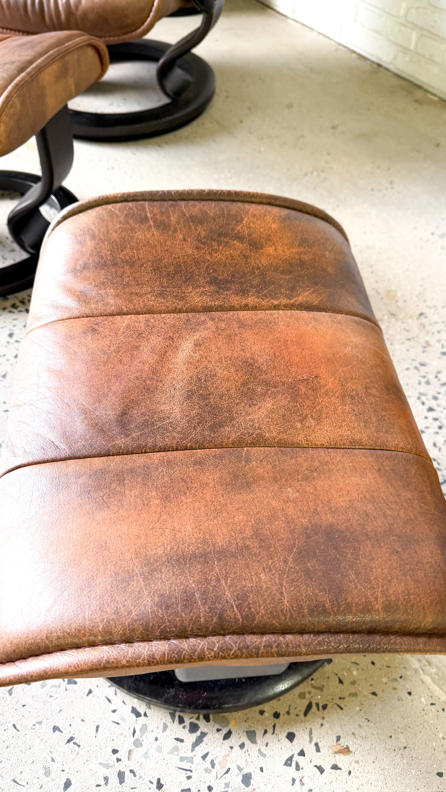 Ekornes Stressless Lounge Chair Pair9.jpg