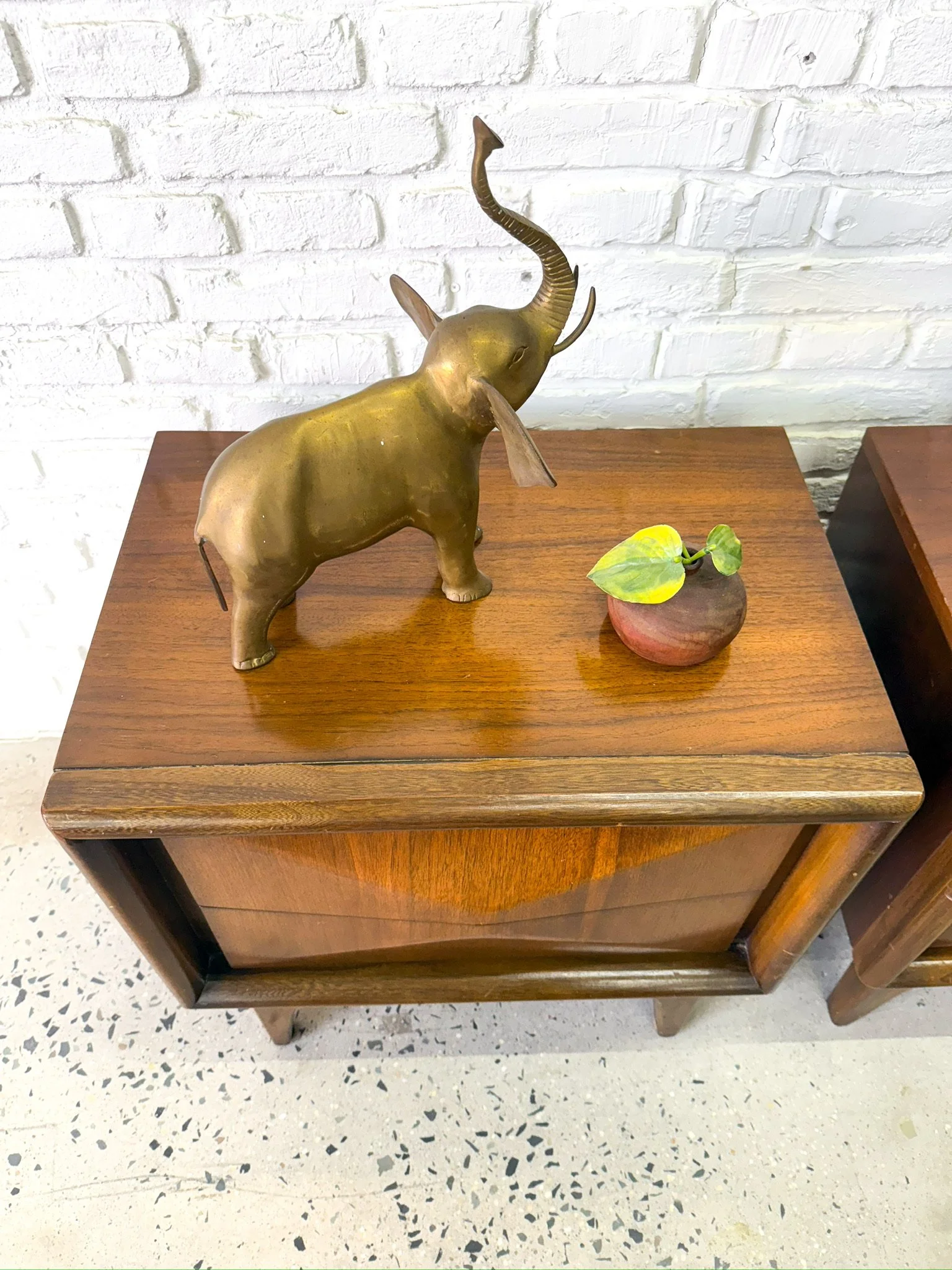 Diamond Front Bedroom Set2.JPG