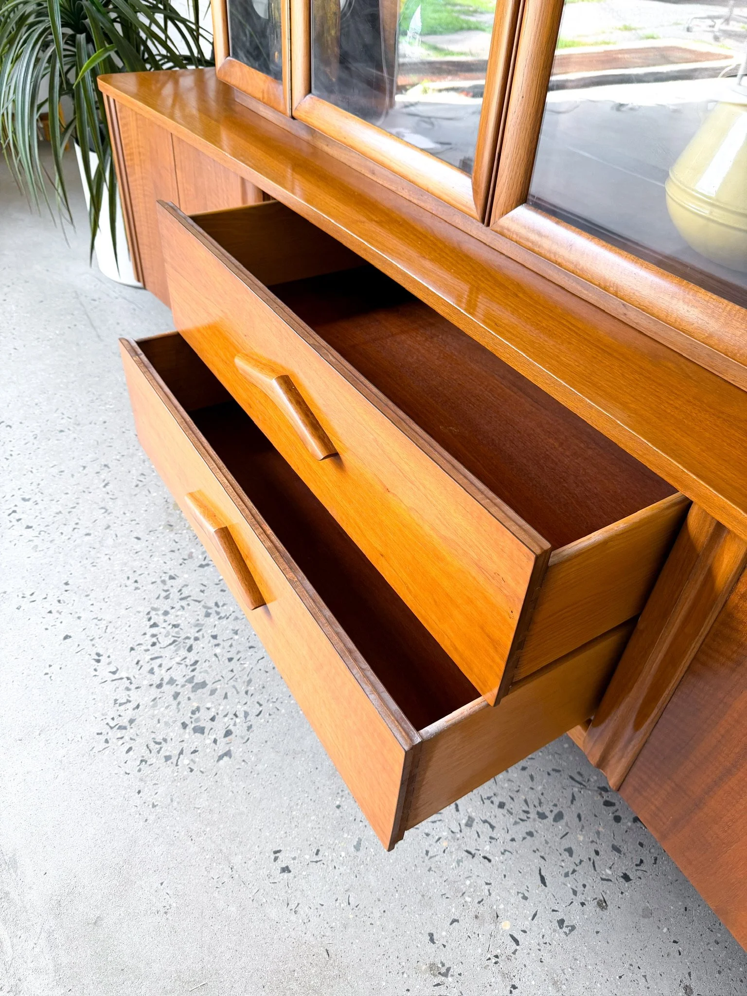 Curved Front Credenza with Hutch Top10.jpg