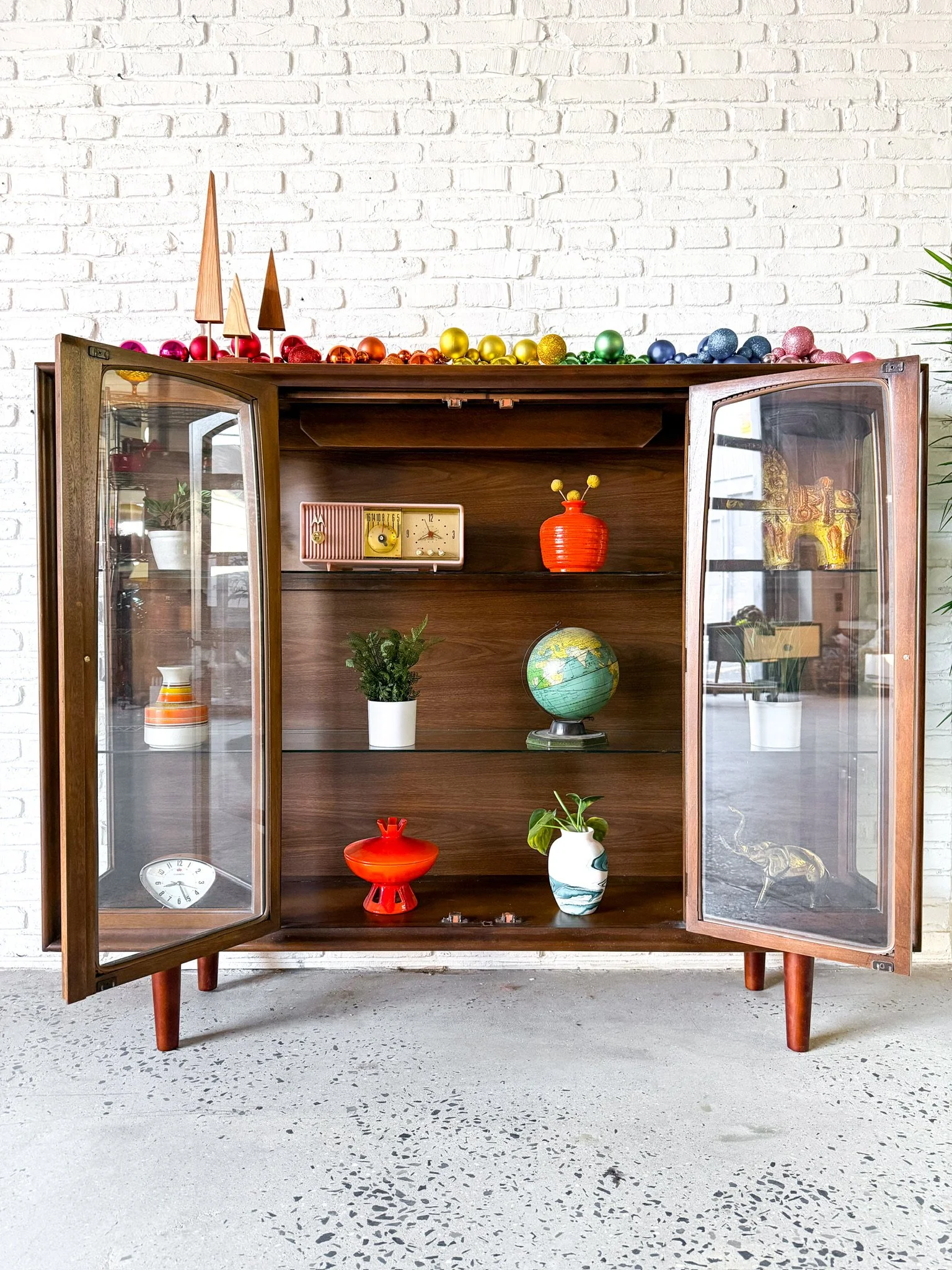 broyhill emphasis curio cabinet on tapered legs5.jpg