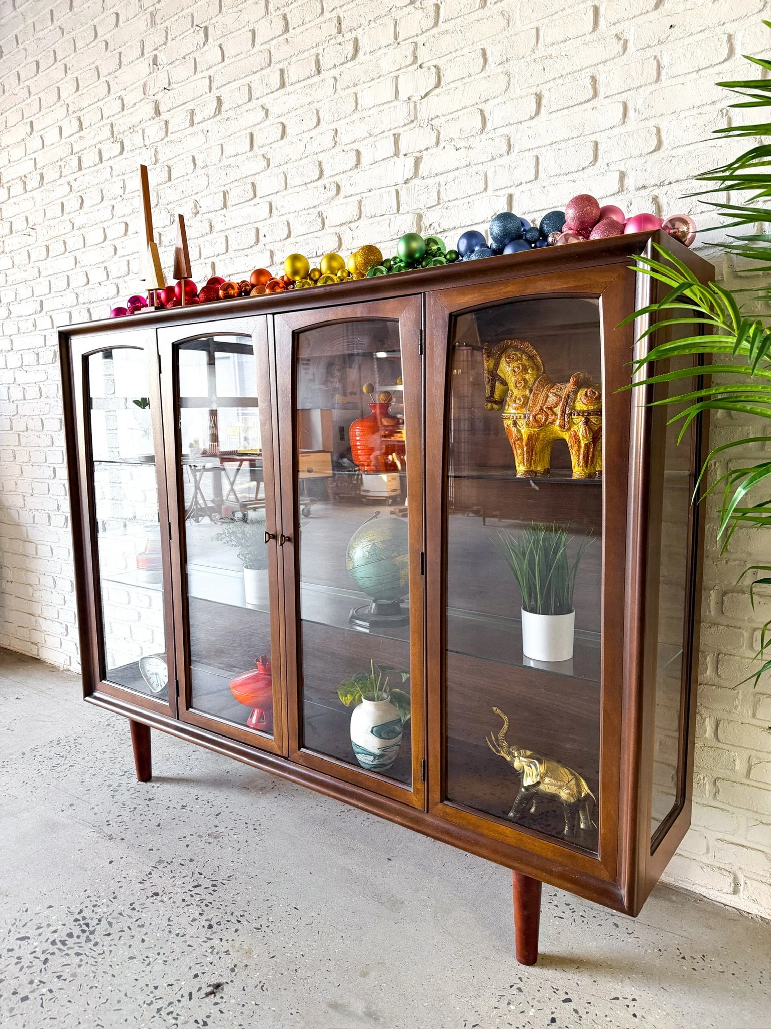 broyhill emphasis curio cabinet on tapered legs3.jpg