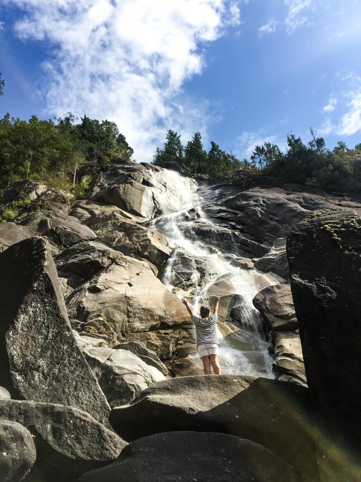 The Round the World Girl made a pitstop at Shannon Falls. (image source: rtwgirl.com)