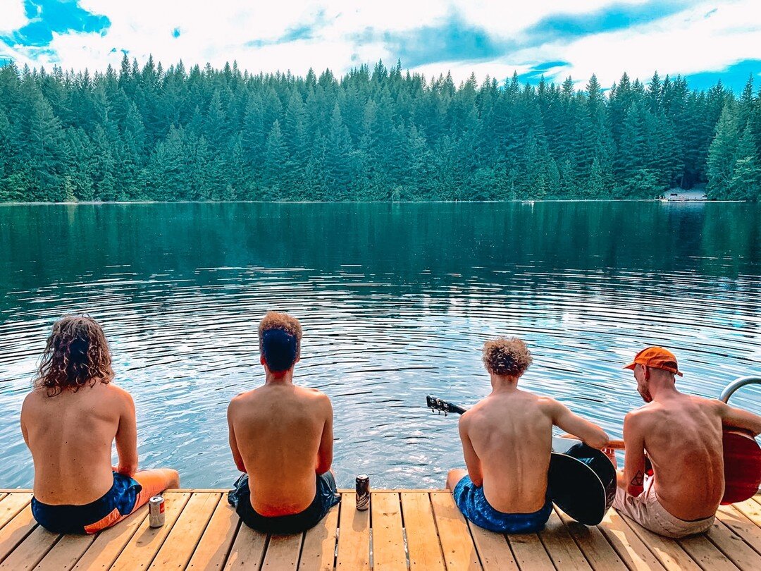 Buds, brews, and views. The perfect Saturday.⁠
~⁠
#squamishadventureinn  #Canada #BC #DiscoverBC #mountainlife #hiking #westcoastcanada #adventures #GoExplore #discoverearth﻿ #hellobc #hihostels #hicanada #exploresquamish #squamish #squamishbc #beaut