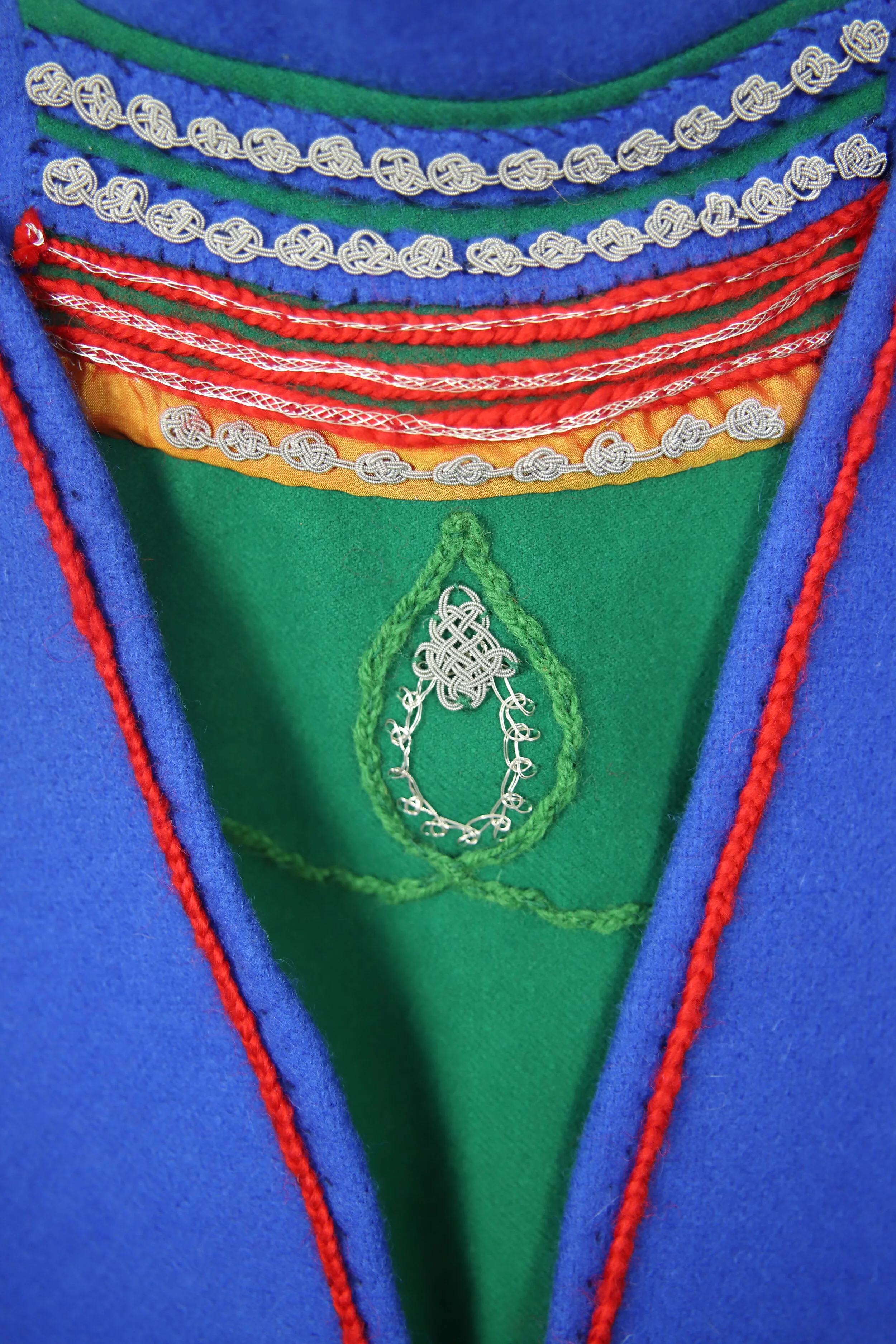  By painstakingly sewing by hand clothes inspired by Nordic folk costumes with political symbols and traditional references, and by spending a long time, "blood, sweat and tears" are added to the work. “The political national costumes” are photograph