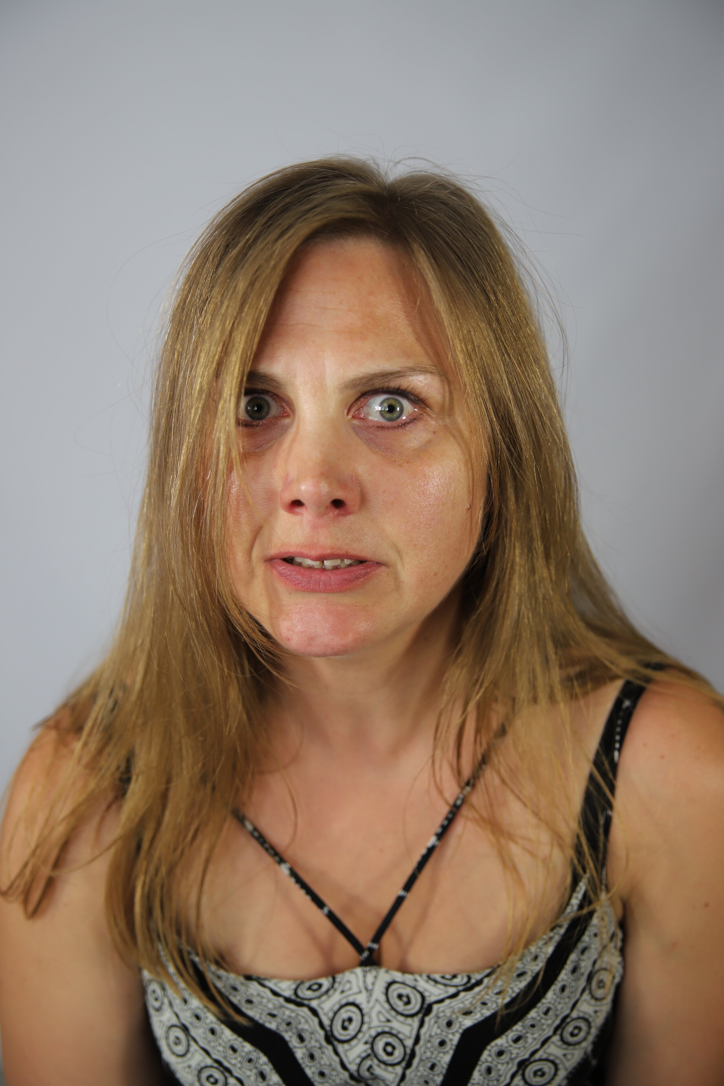  The photo session had three phases, the first was the conversation, and the first feelings of sadness, panic and despair. The first phase shows only the bare face, just as it is. 