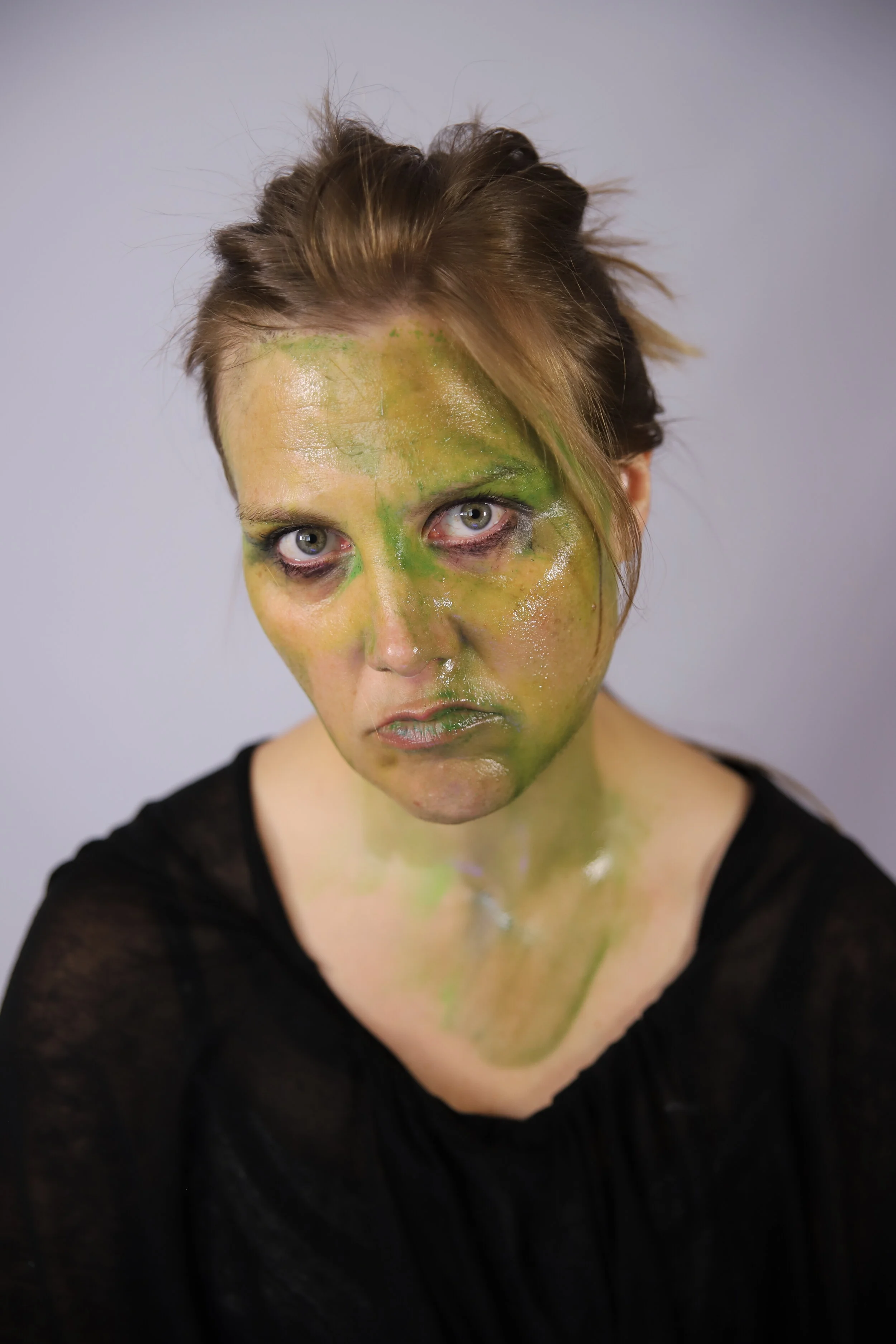  Phase two is the war makeup. The make-up that reinforces the furious maternal instinct. A face that exists for intimidation and without mercy. 