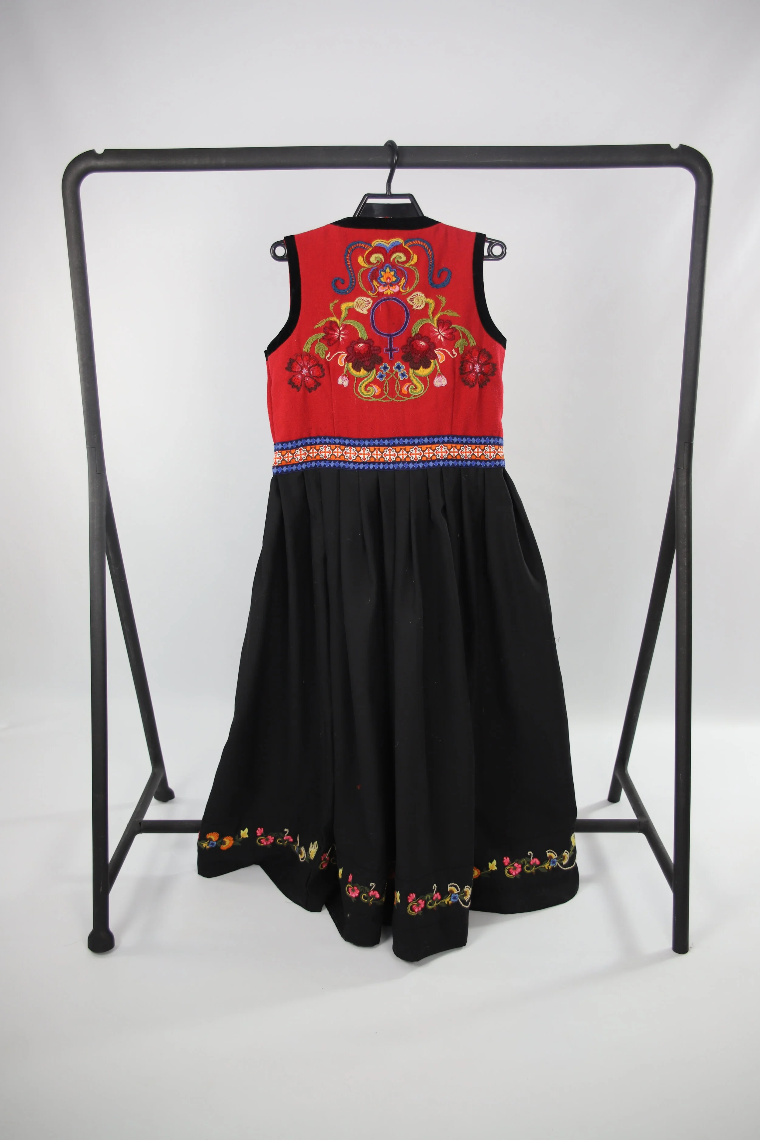  MOTher  handler om nedlegging av fødesteder i Norge og alle fødsler som skjer på veien til sykehuset fordi reiseveien er for lang. Til tross for at føde-tallene i Norge går ned øker fødslene utenfor institusjon. I Norge fødes det litt over 55 000 ba