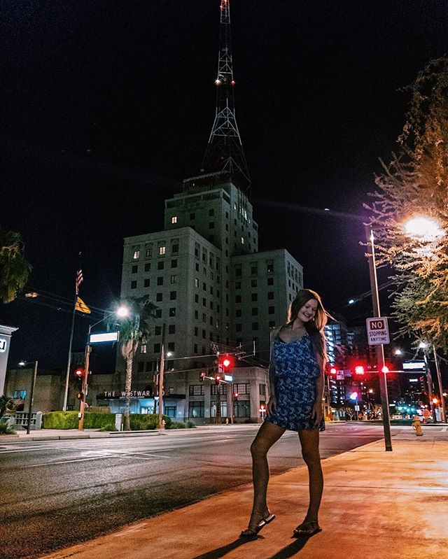 Under some Friday night lights in this westward home 🏗
.
.
.
Thanks Danny for the 📸!
#thirdfriday #dtphx #citylights #westwardho #nostoppinganytime #azlife #lostleaf #mob