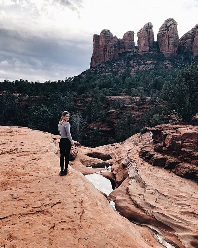 Looking forward to it 👉🏻
.
.
.
#soldierspasstrail #lookingforward #lookingback #sevensacredpools #girlswhohike #aztrails #hikeaz #sedona #redrocks #soldierspasstrail #devilskitchen #reflection #lookbackatit #sundayfunday