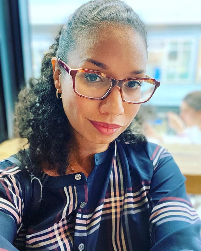 #newglasses who dis? I treated myself to a new pair of specs for the holidays 🤓. What about you Mamas, are you treating your self with a little something from you to you? 🥂 😜 #merrychristmas #happyholidays #frommetome #momselfie #workingmom #miami