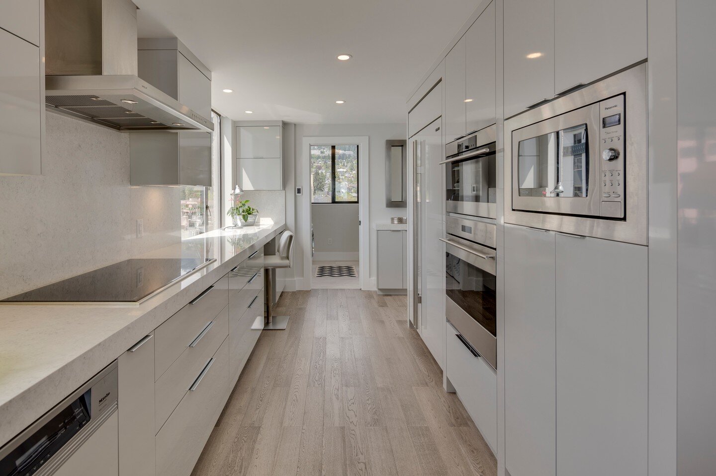 White + Modern 

Interior Design by: Calvert Design Studio @calvertdesignstudio 

#modernkitchen #kitchendesign #vancouverdesigner #highendkitchen #whitekitchen