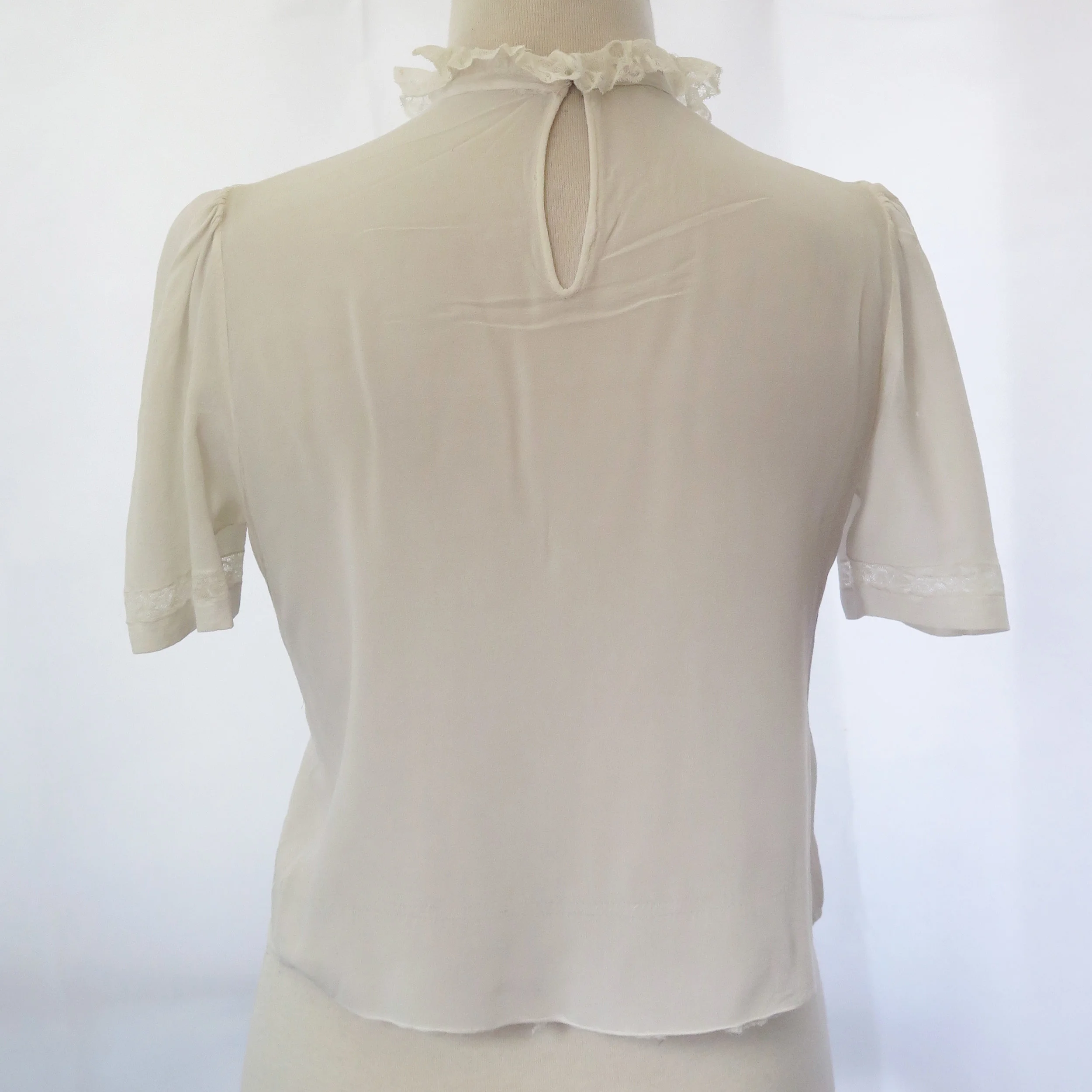 whitecrepeblouse2.jpg