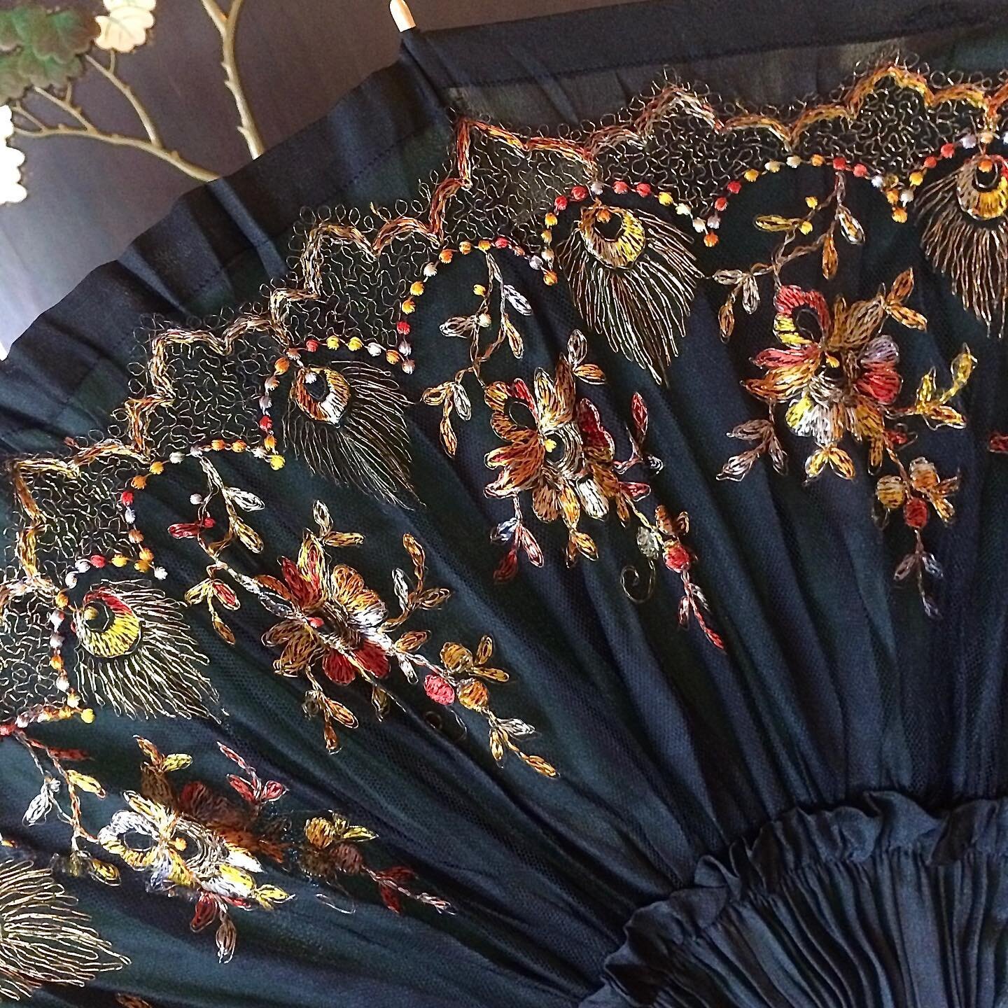 Absolutely beautiful silk embroidered Victorian parasol. 💛🧡❤️🖤💛🧡❤️🖤 #parasol #victorianfashion #edwardian #edwardianhouse #edwardianfashion #vintage #vintagefashion #truevintage #leura #leuravintage #vintageparasol