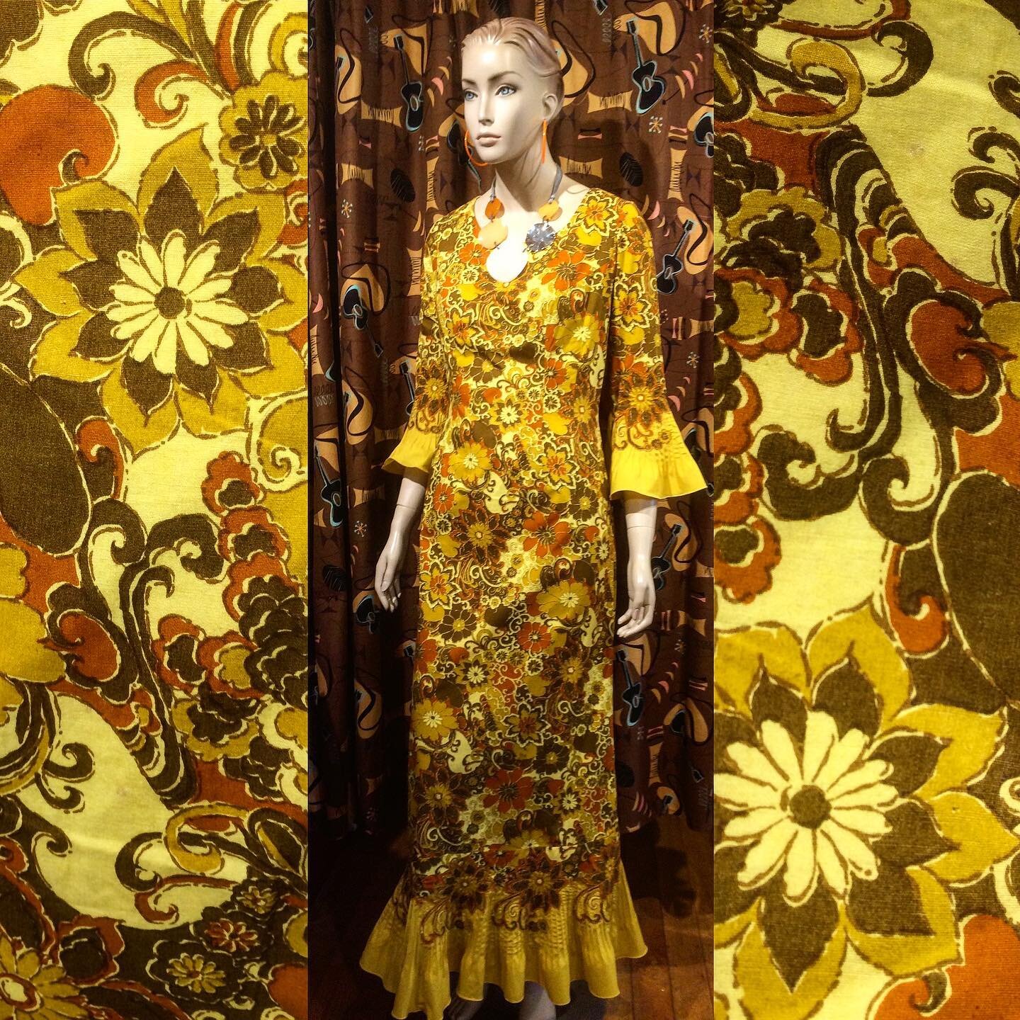 A very fun retro example of the 70s, the colours, the print and style 🌼🌻🍂🍁🌼🌻 SOLD. 

#vintage #retro #vintagestyle #1970s #1970sfashion #retrodress #leuravintage