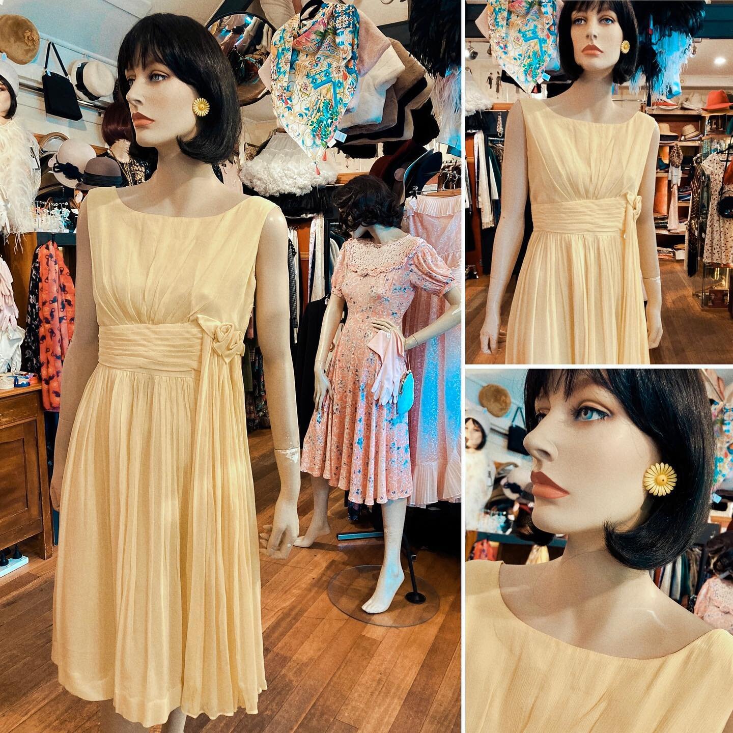 🍋 Gorgeous original 1960s fine crepe dress and jewellery in lemon yellow 🍋 😁 SOLD.
#vintage #truevintage #vintagefashion #1960s #vintagedress #leuravintage