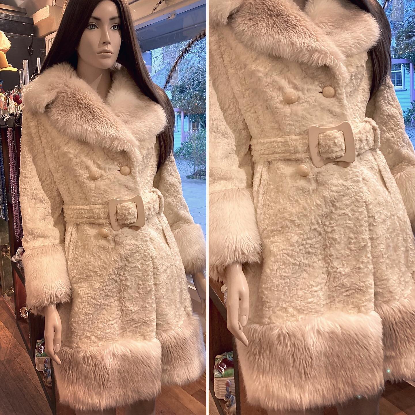 Super lush 1960s faux fur coat with fab collar, trim and belt 😻 just stunning! SOLD
#vintage #1960s #1960sfashion #vintagecoat #fauxfur #winterfashion #leuravintage