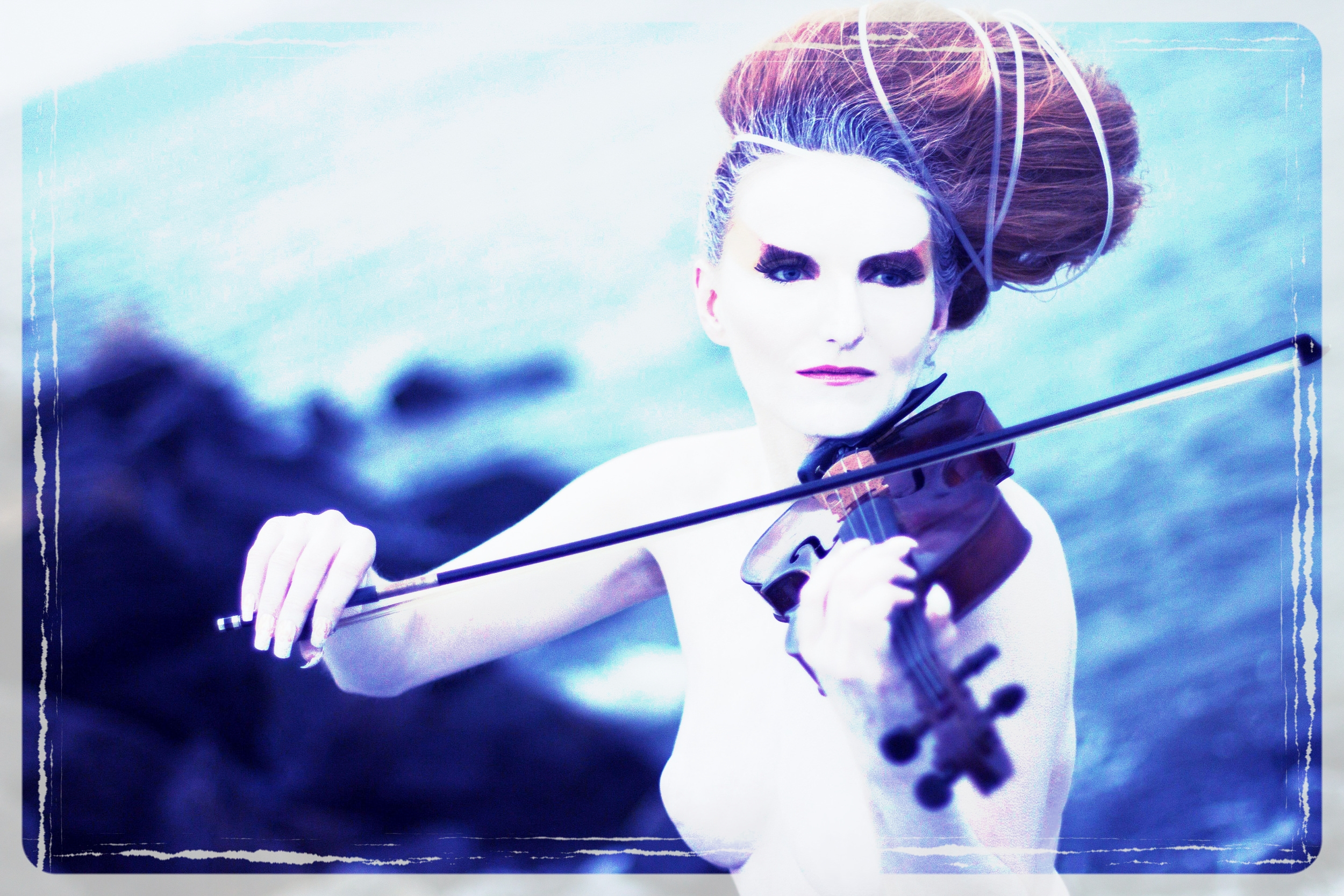 Violinist_Singer_Roswitha_aka_Queen_Rose_Destiny_2013_promo4.jpg