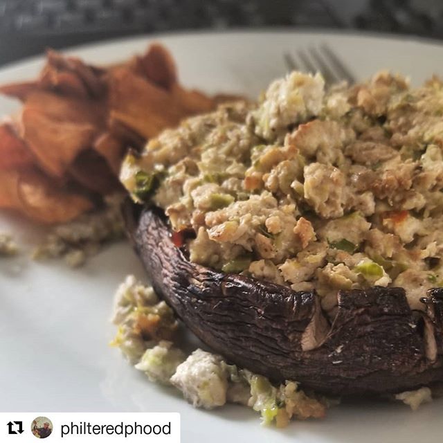 Somebody tell @philteredphood to write down his recipes so we all can eat! Check him out for other meal prep ideas. 
What did u cook this week? 
#Repost @philteredphood (@get_repost)
・・・
#fbf When @hungryharvest gives you giant portobella mushroom ca