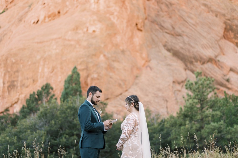 Colorado-elopement-ceremony-at-garden-of-the-gods_.jpg