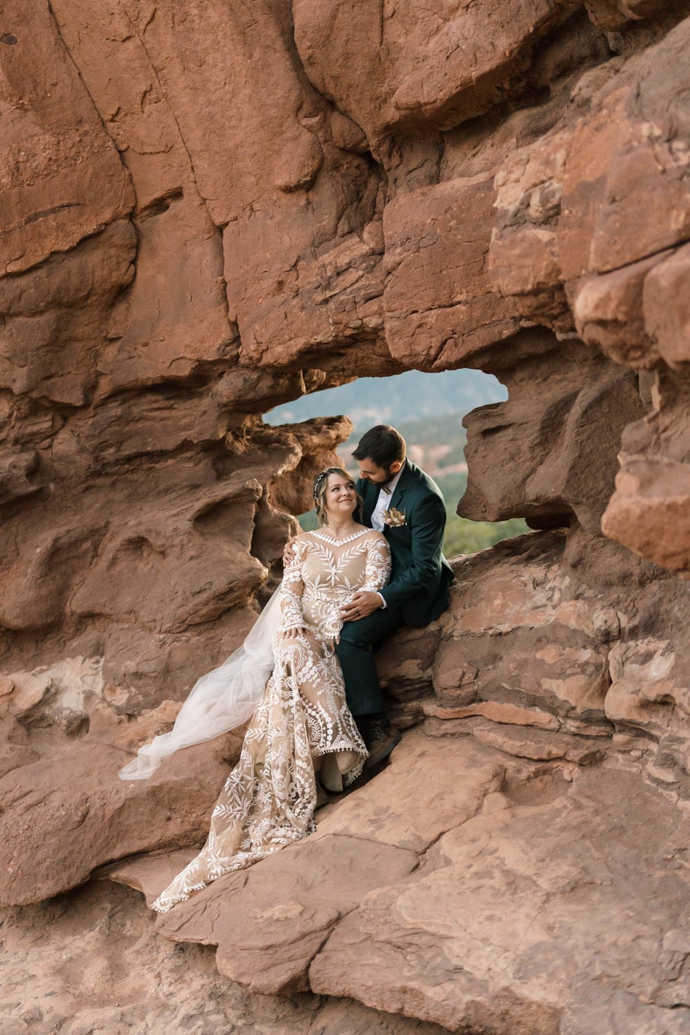 Colorado-Springs-wedding-portraits-at-garden-of-the-gods_ (2).jpg