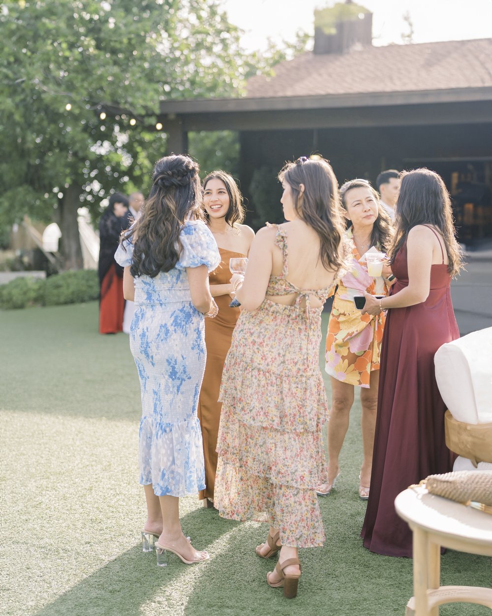 guests-mingling-at-cocktail-hour.jpg