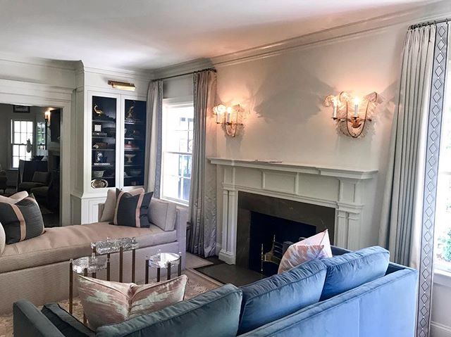 This gorgeous living room is slowly coming together! Next on the list after the drapery Install today: artwork. #catherinewaltersinteriors #highlandhousesofa #highlandhousedaybed #livingroom #timelessinteriors #layeredrugs #lucitesidetables