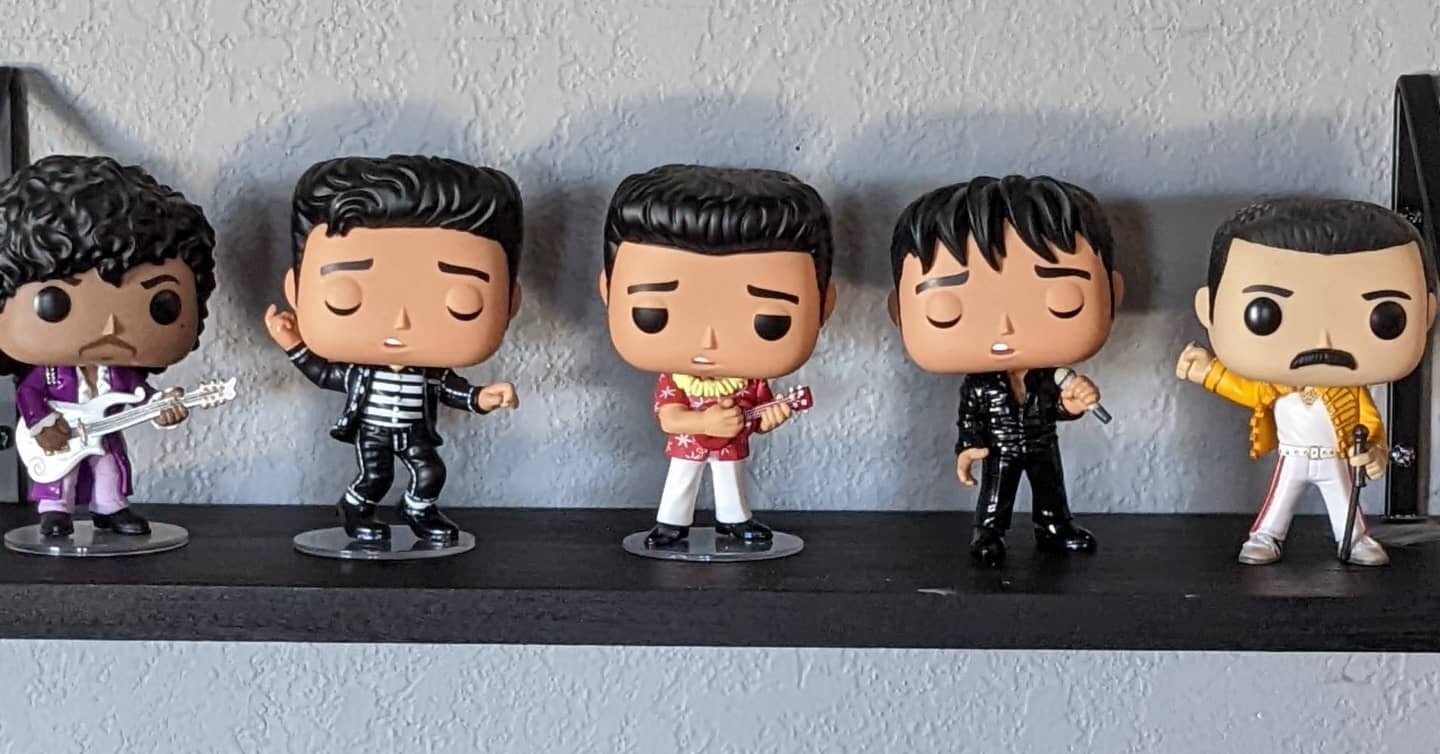 Never thought I would ever own any @originalfunko but now we have so many that they have their own fucking display shelves. This has gotten out of hand. @red_delia 

#elvispresley 
#prince
#godzilla 
#kingkong 
#freddiemercury 
#sam 
#freddykrueger 
