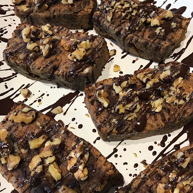 Rainy days call for our heart warming VEGAN Choco-Chip Banana Bread 😋 #organiconly #glutenfree #veganfavorite #bananabread #yummerz