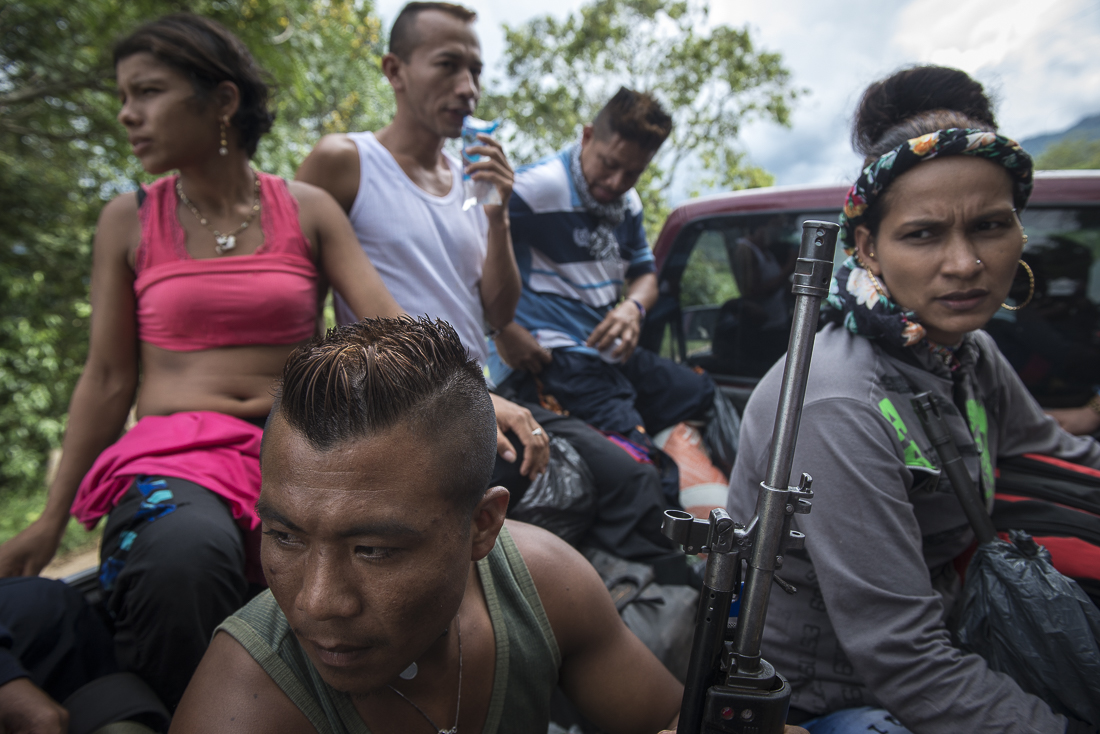 The guerrilleros of the gard of the commander Carlos Antonio Lozada left the bus for a van to move near the transitional zone at Icononzo. (December 11, 2016)