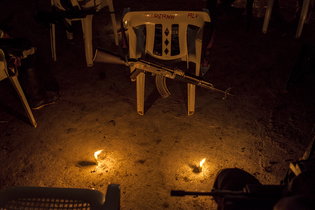 On June 3, 2017, few days before the guerrilla hands over 30% of their weapons, a guerrillero let suspended his rifle at the time of a cultural event. On June 14, 60% of the weapons is hand over and stored in containers managed by United Nations. On June 20, 100% of the weapons is hand over. The weapons will be used to make three sculptures that will be exhibited in Colombia, Cuba an New York. (Putumayo)