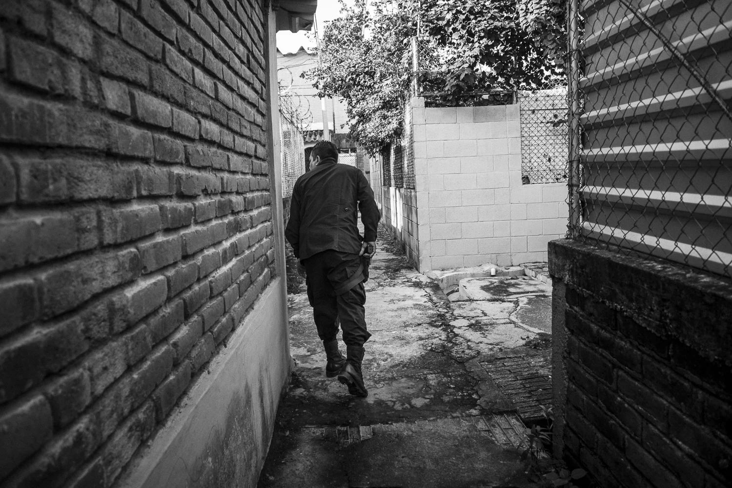 A policeman is patrolling at the Matazano colonia. the place is under control of the MS-13 gang. (Ilopango, July 08th, 2017) Credit: Nadège Mazars / Hans Lucas studio