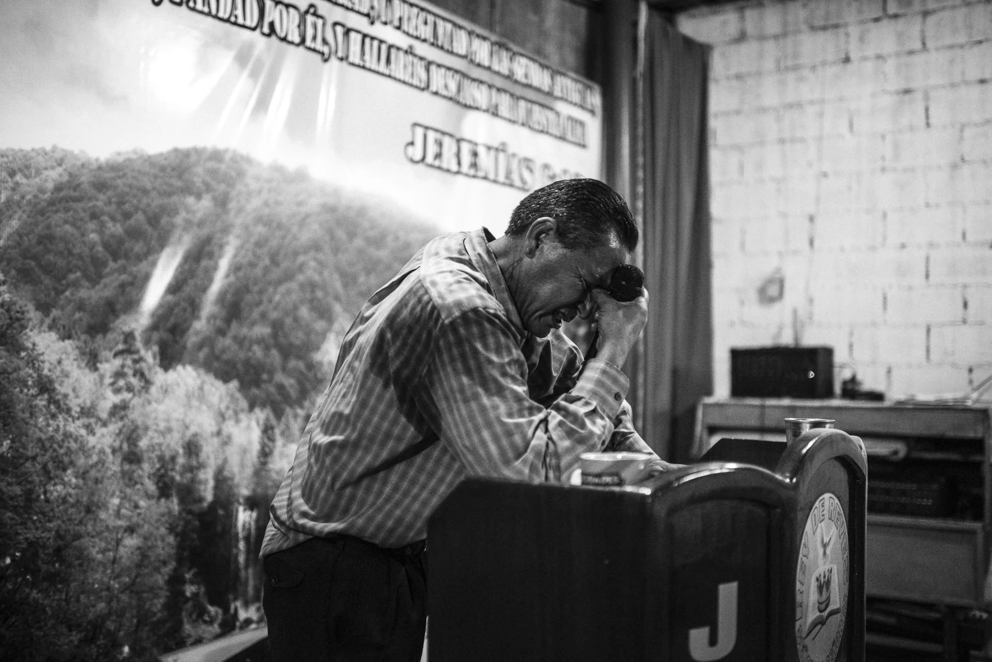 Edwin is preaching in his church near the place he lives in a car park in San Salvador center. “I met people from whom I asked for forgiveness, a painful forgiveness. To whom I told what I did to their families. In name of Jesus Christ, I beg their forgiveness. Their eyes revolving, they were kept to do something! They could not because there was a divine power that fight for the forgiveness.”