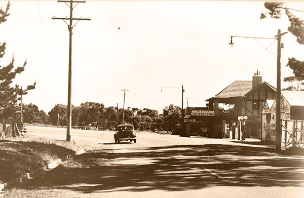 Mt Eliza General Store and Ranelagh Entrance circa 1945. Image courtesy of Niamh Hislop.